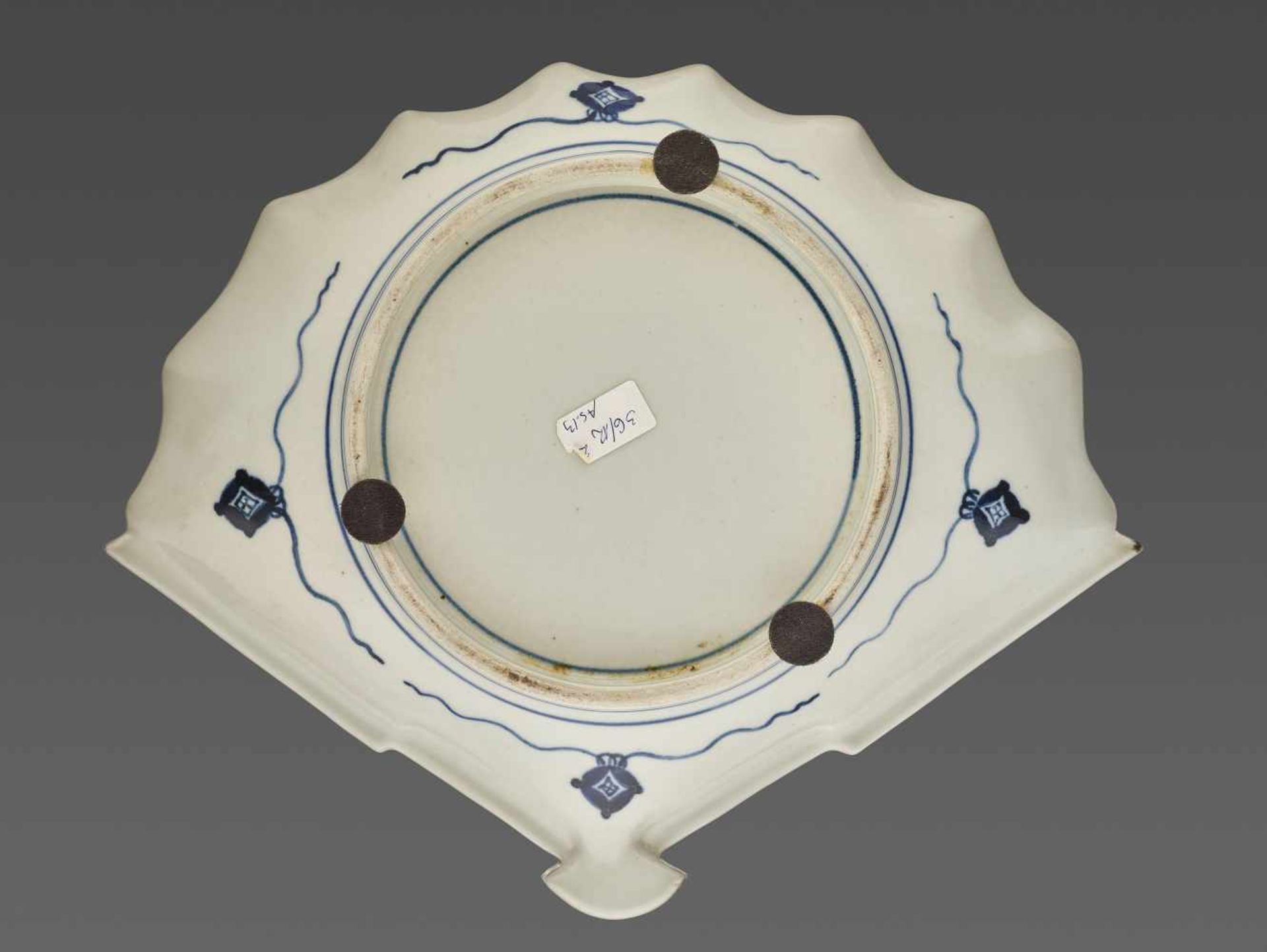 A PAIR OF SHIP & DUTCHMEN TRAYS Japan, 19th century. This pair of unusual fan-shaped porcelain - Image 6 of 6