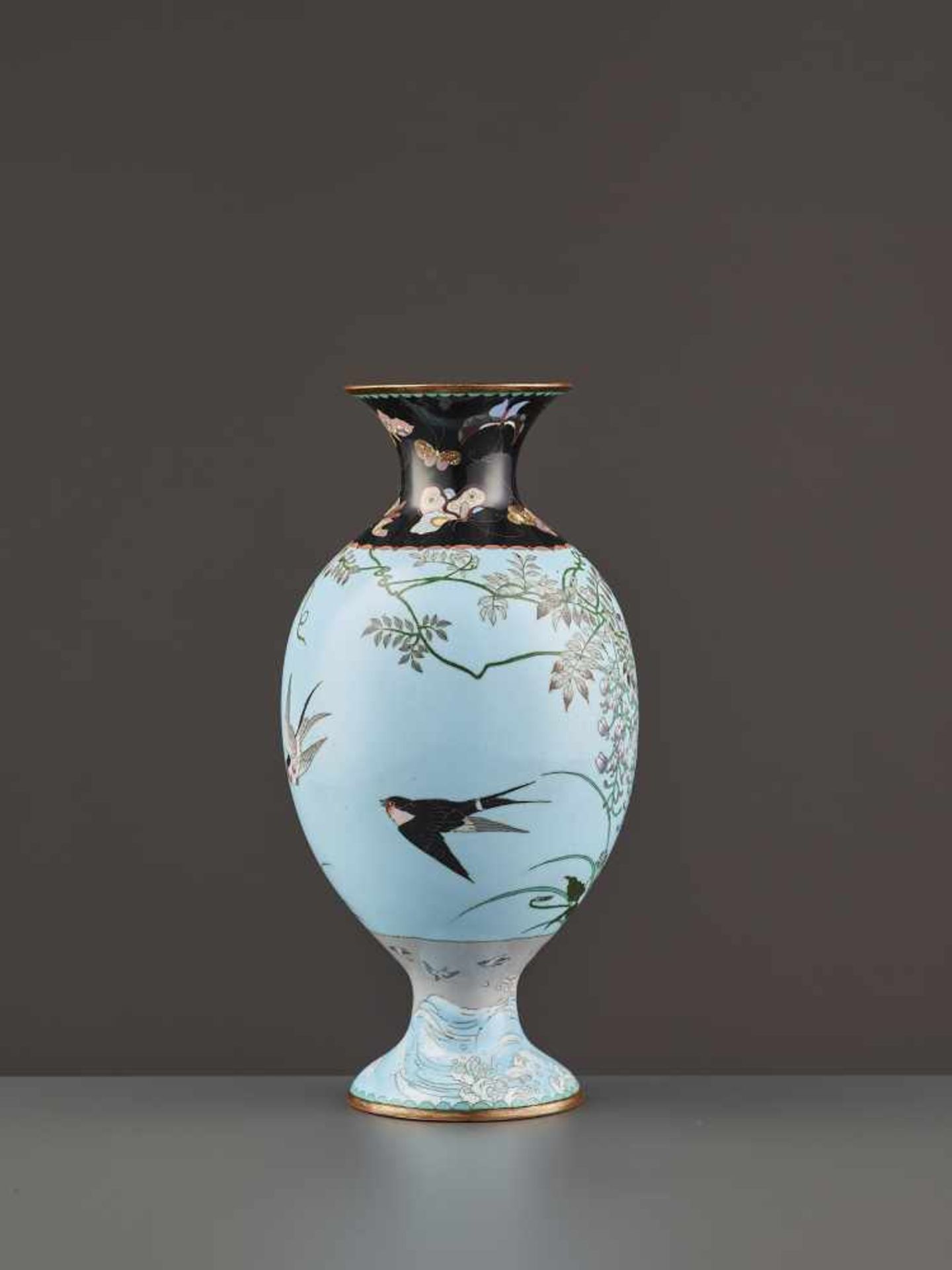 A YASUYUKI STYLE CLOISONNÉ VASE Japan, early Meiji period (1868-1912). The vase with an appealing - Image 8 of 11