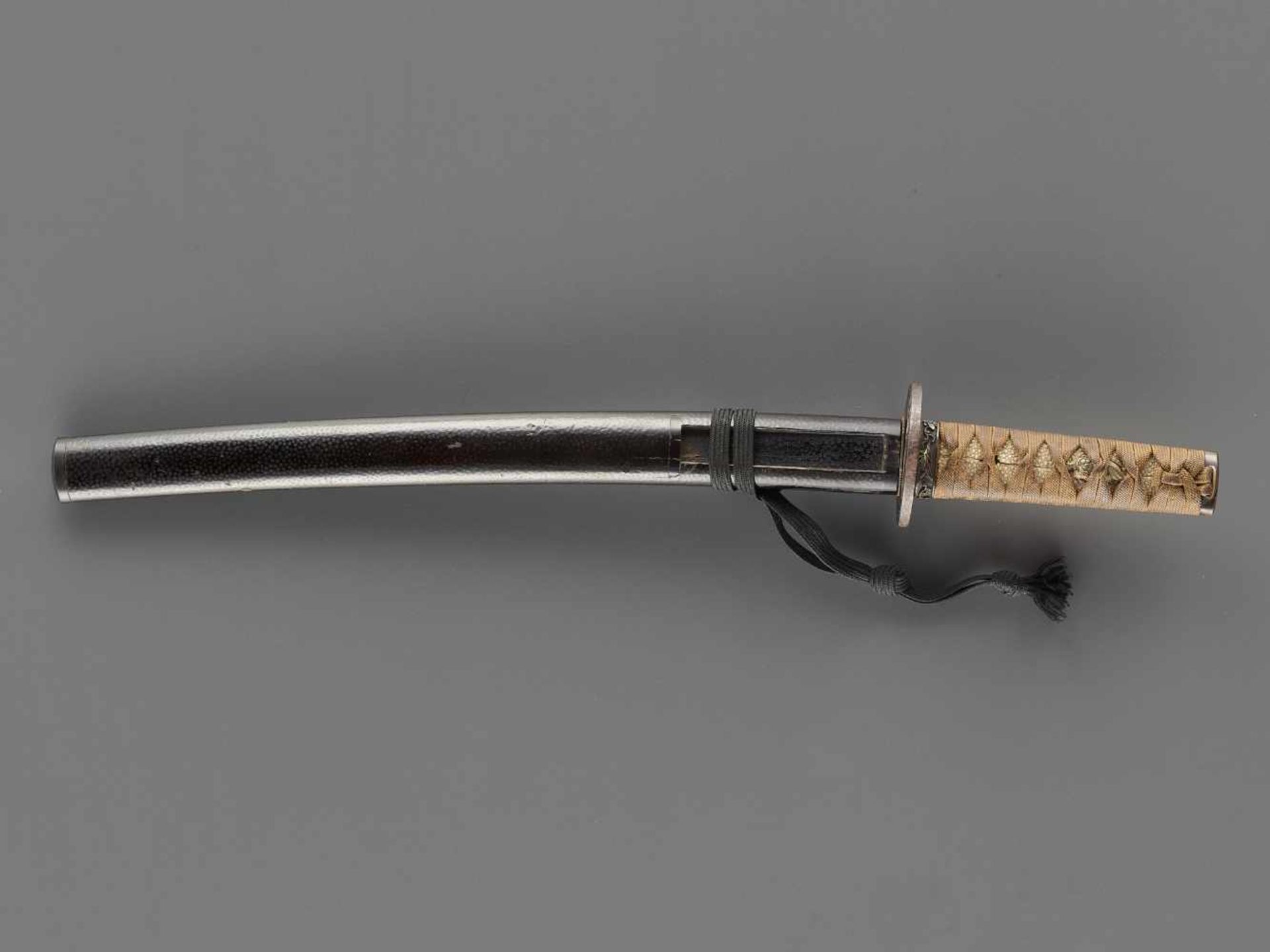 A TANTO IN KOSHIRAE Japan, c. mid-Edo period (1615-1868)The blade:Hirazukuri with iori mune, the - Image 9 of 9