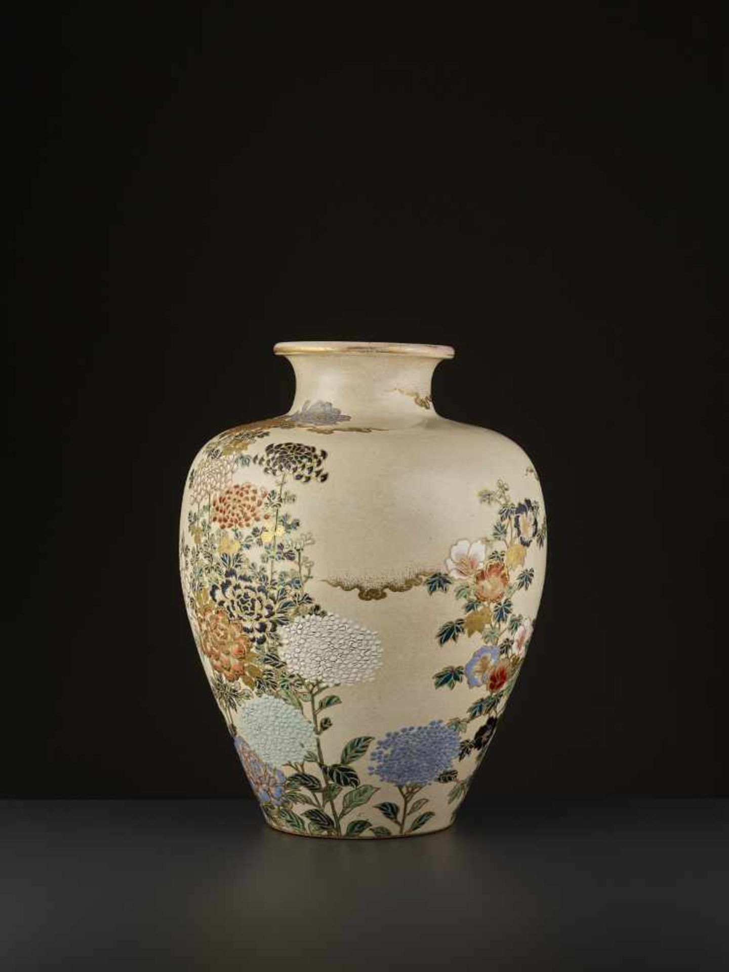 VERY LARGE SATSUMA CHIKUSAI VASE Japan, Meiji period (1868-1912). Signed Satsuma Chikusai and with - Image 3 of 12