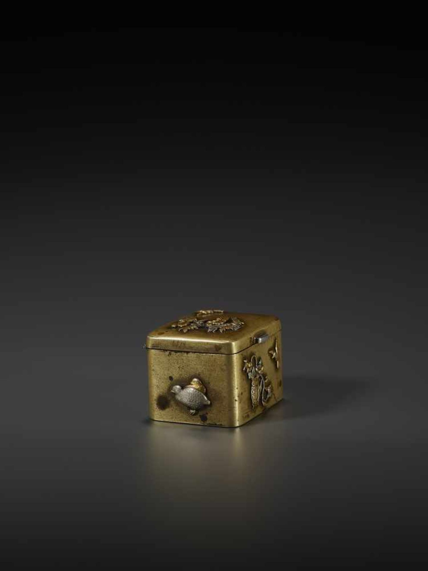 A GOLD AND SILVER INLAID SENTOKU BOX Japan, Meiji period (1868-1912). Miniature mixed metal pill box - Image 5 of 8