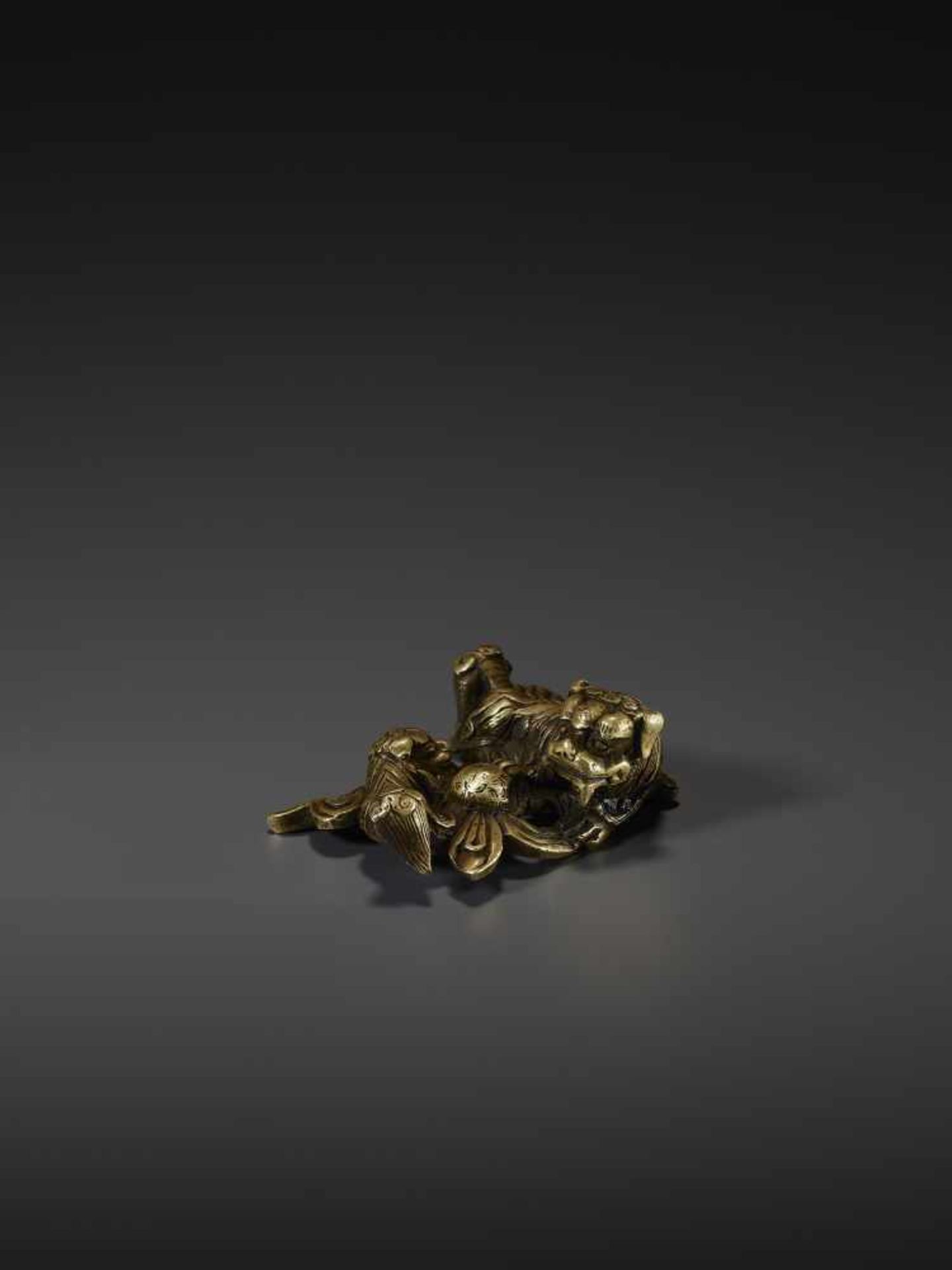 A SHISHI BRONZE SCROLL WEIGHT Japan, Edo period, 18th century. Cast in openwork and neatly incised - Image 7 of 8