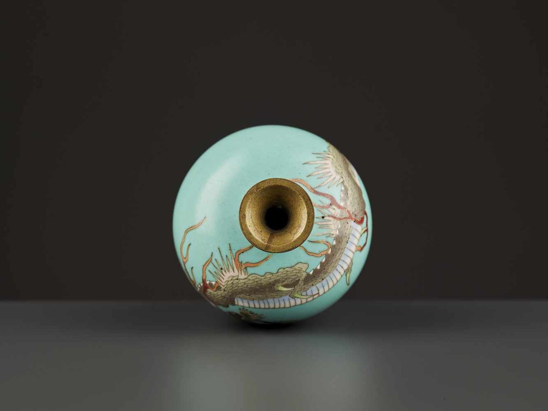 A SMALL DRAGON CLOISONNÉ VASE Japan, Meiji period (1868-1912). Finely enameled to depict a sinuous - Image 6 of 7
