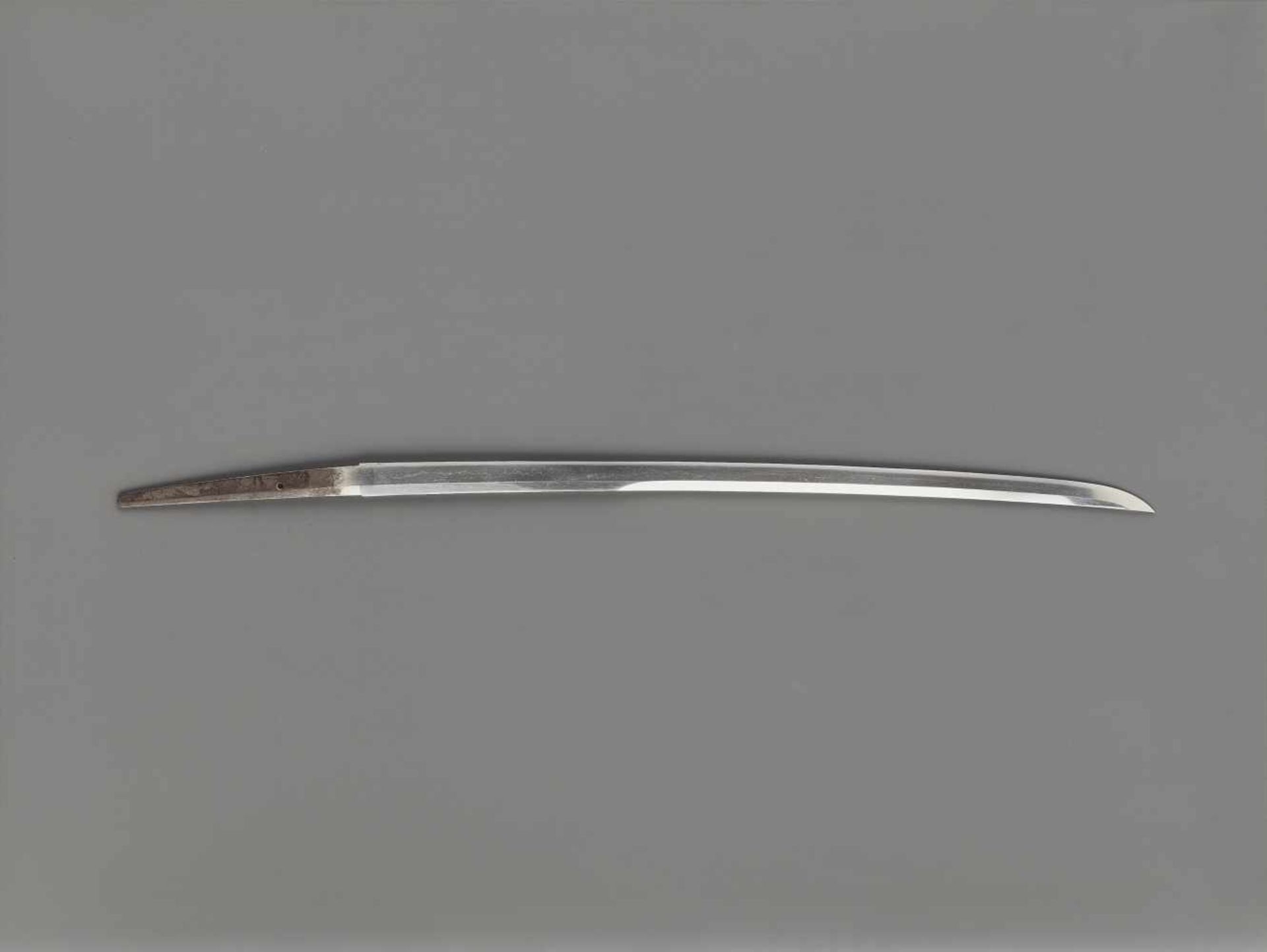 AN EXCELLENT KATANA IN KOSHIRAE Japan, c. 17th century, mid-Edo period (1615-1868)The blade:A - Image 2 of 9