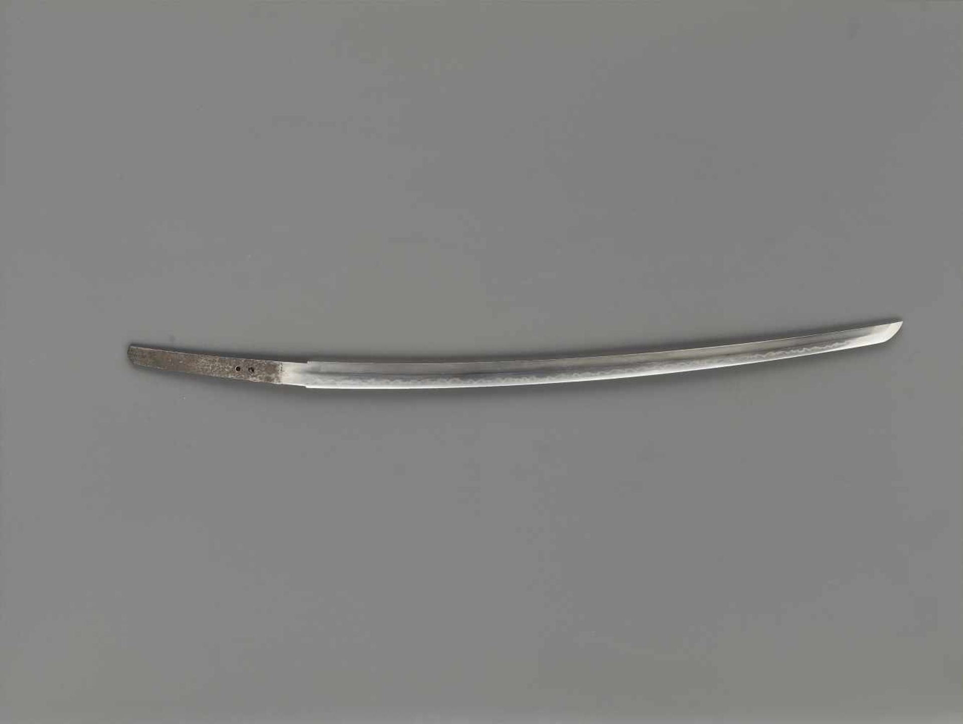 A KATANA IN KOSHIRAE Japan, Edo period (1615-1868) or laterThe blade: A long katana with shinogi- - Image 4 of 10