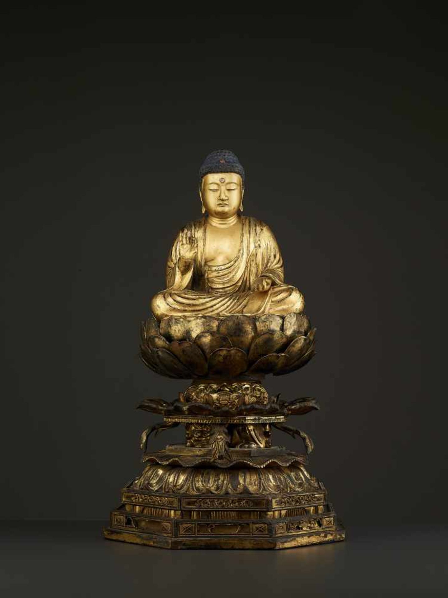 A LARGE AMIDA BUDDHA EDO PERIOD Japan, 18th – earlier 19th century. Carved, lacquered and gilt - Image 2 of 9