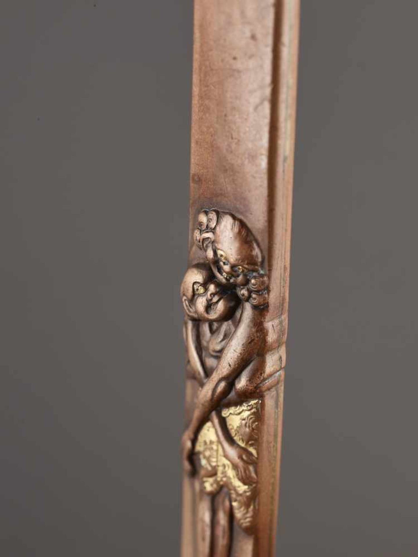 A COPPER KOZUKA HANDLE DEPICTING ASHINAGA AND TENAGA Unsigned, kozuka handle, copper with gold - Bild 2 aus 3
