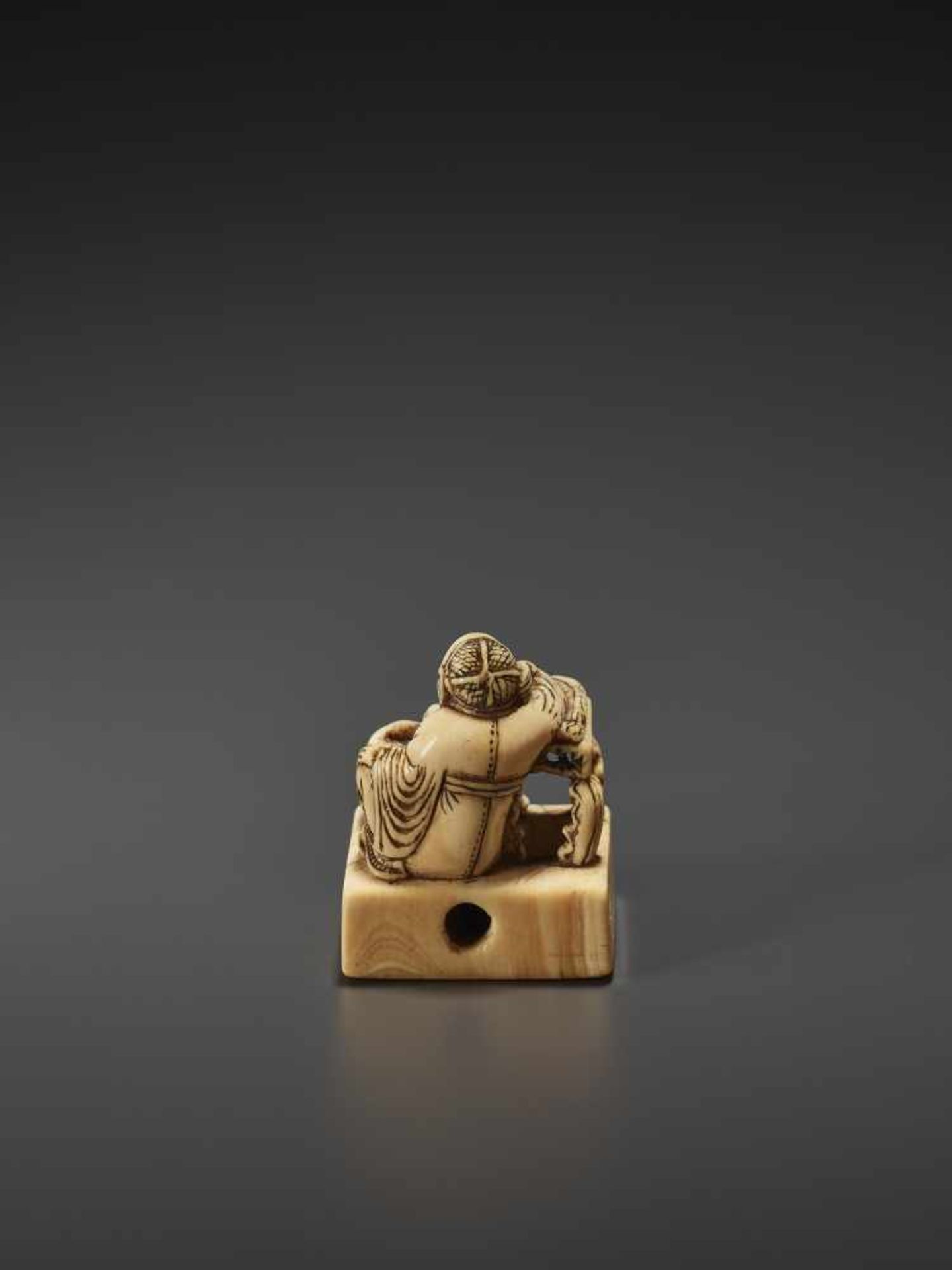 AN UNUSUAL AND EARLY IVORY NETSUKE OF A CHINESE SAGE WITH TIGER Unsigned, ivory netsukeJapan, 18th - Image 5 of 9