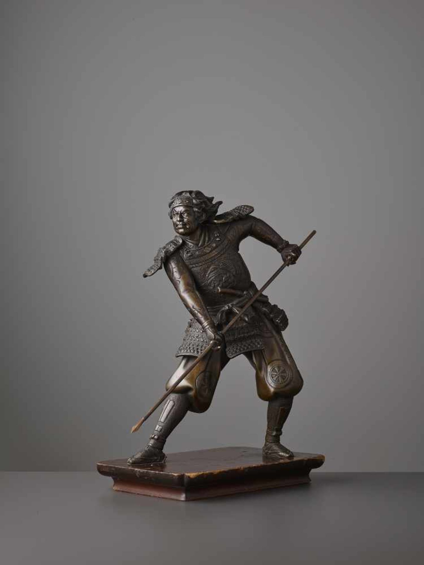 A LARGE YOSHIMITSU SAMURAI WARRIOR BRONZE Japan, Meiji period (1868-1912). The fighter holding a - Image 5 of 13