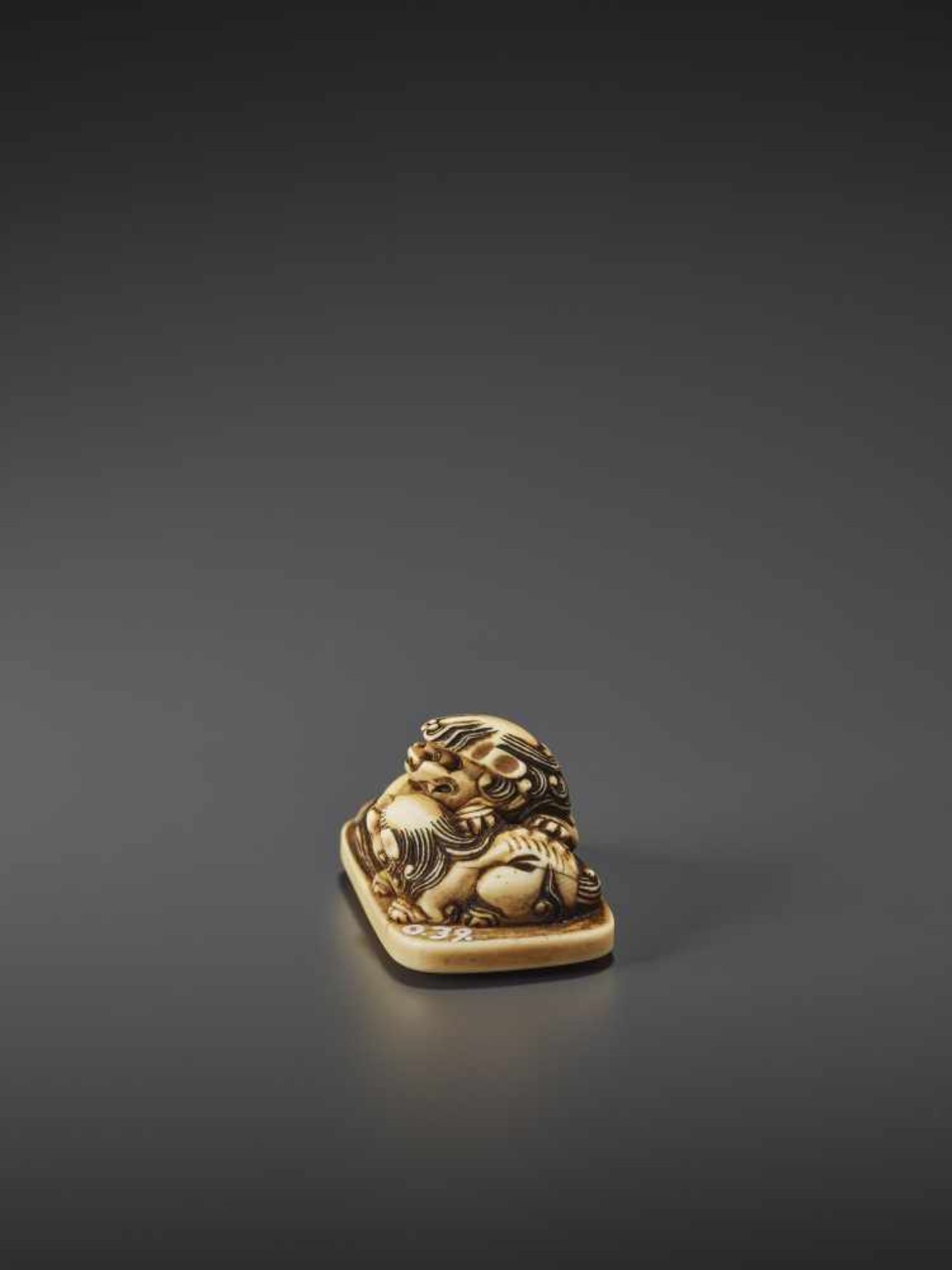 A FINE IVORY NETSUKE OF A SHISHI AND CUB IN THE MANNER OF RENSAI Unsigned, in the manner of - Image 4 of 9