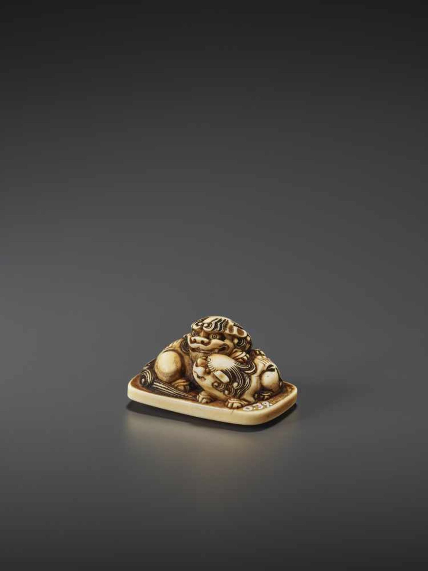 A FINE IVORY NETSUKE OF A SHISHI AND CUB IN THE MANNER OF RENSAI Unsigned, in the manner of - Image 3 of 9