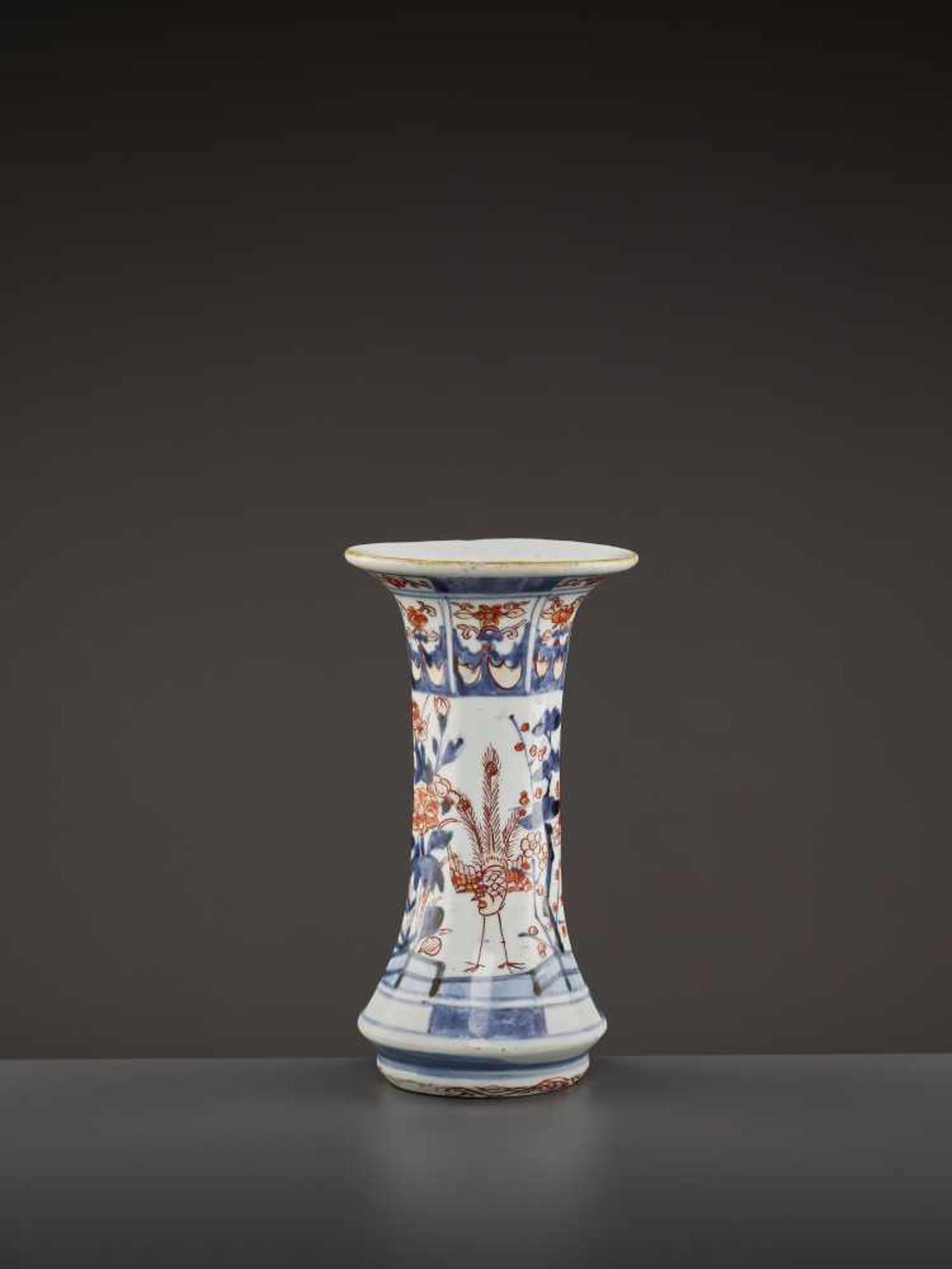AN EARLY IMARI TRUMPET VASE Japan, 17th – earlier 18th century. This elegant yet sturdily potted - Image 3 of 8