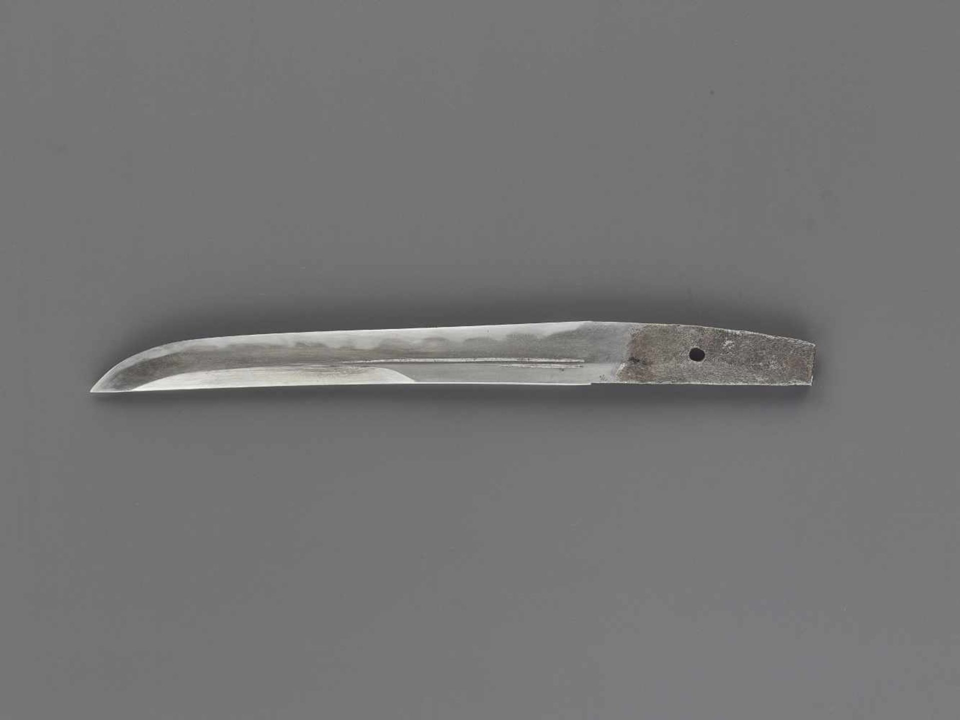 A TANTO IN KOSHIRAE Japan, Edo period (1615-1868)The blade:This dagger has iori mune and shinogi- - Image 3 of 7