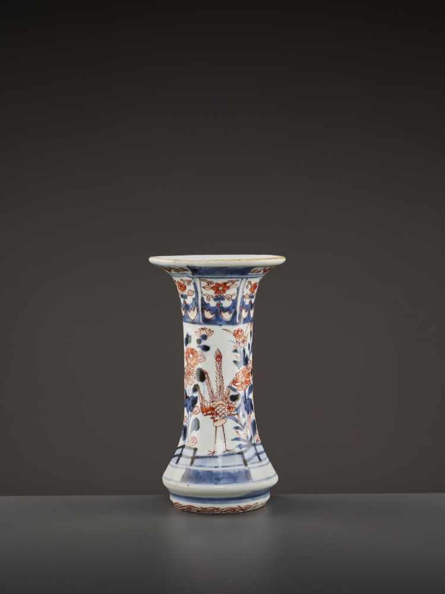 AN EARLY IMARI TRUMPET VASE Japan, 17th – earlier 18th century. This elegant yet sturdily potted