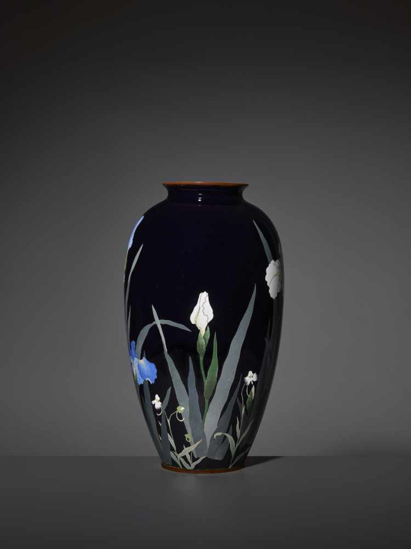 A LARGE SILVER WIRE CLOISONNÉ VASE Japan, Meiji period (1868-1912). The baluster vase decorated in - Image 2 of 7