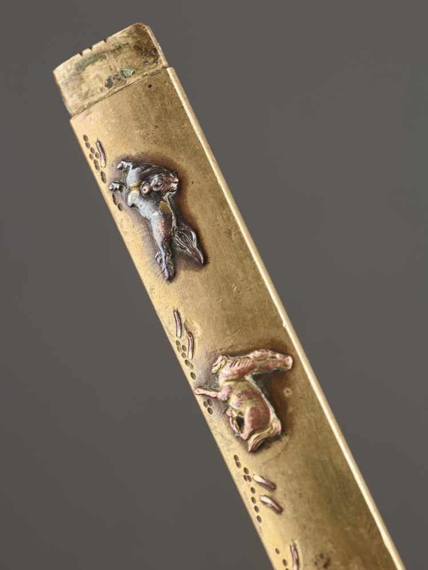 A GILT COPPER KOZUKA HANDLE DEPICTING THREE HORSES Unsigned, kozuka handle, gilt copper, shakudo, - Image 2 of 4