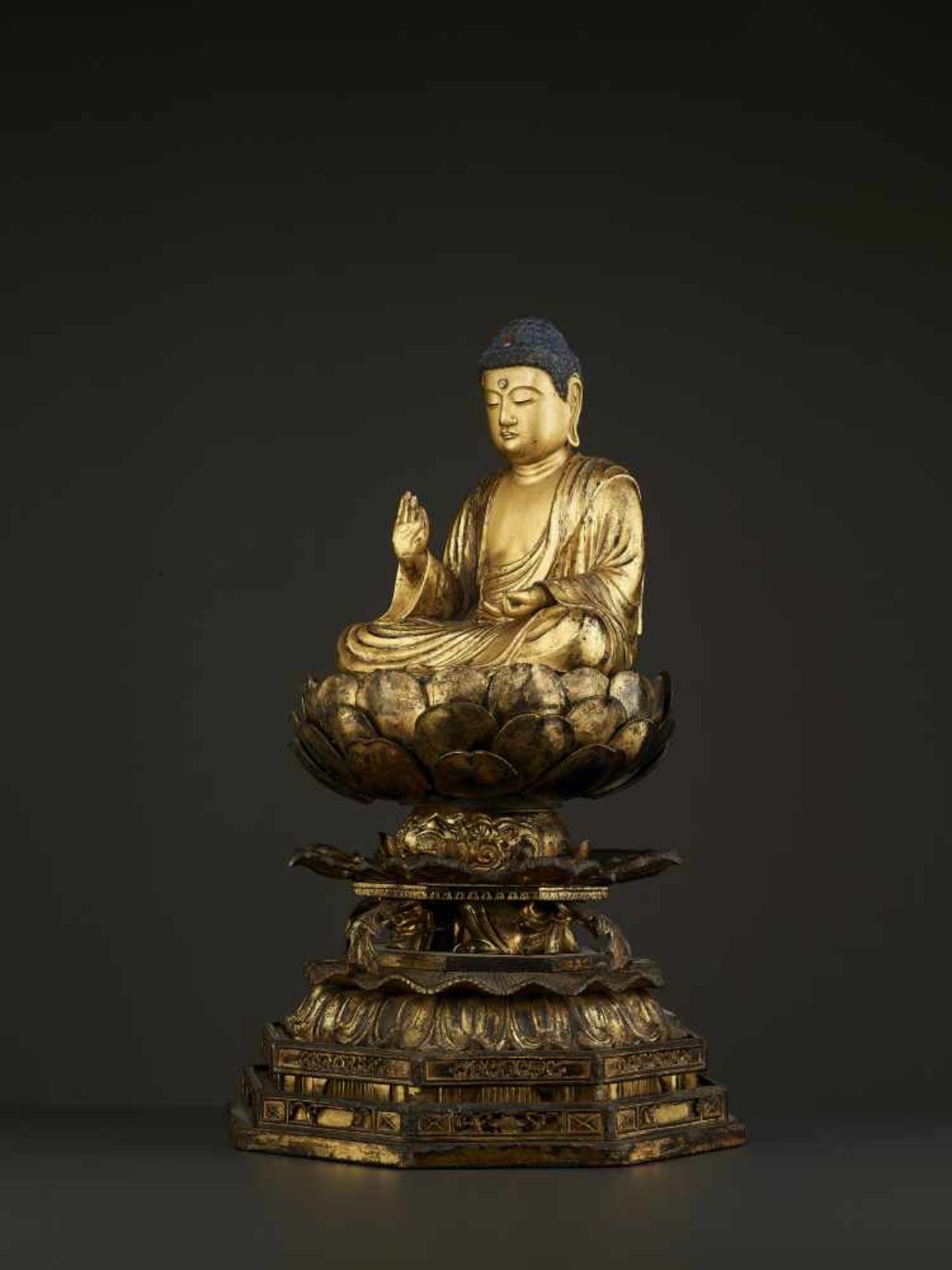 A LARGE AMIDA BUDDHA EDO PERIOD Japan, 18th – earlier 19th century. Carved, lacquered and gilt