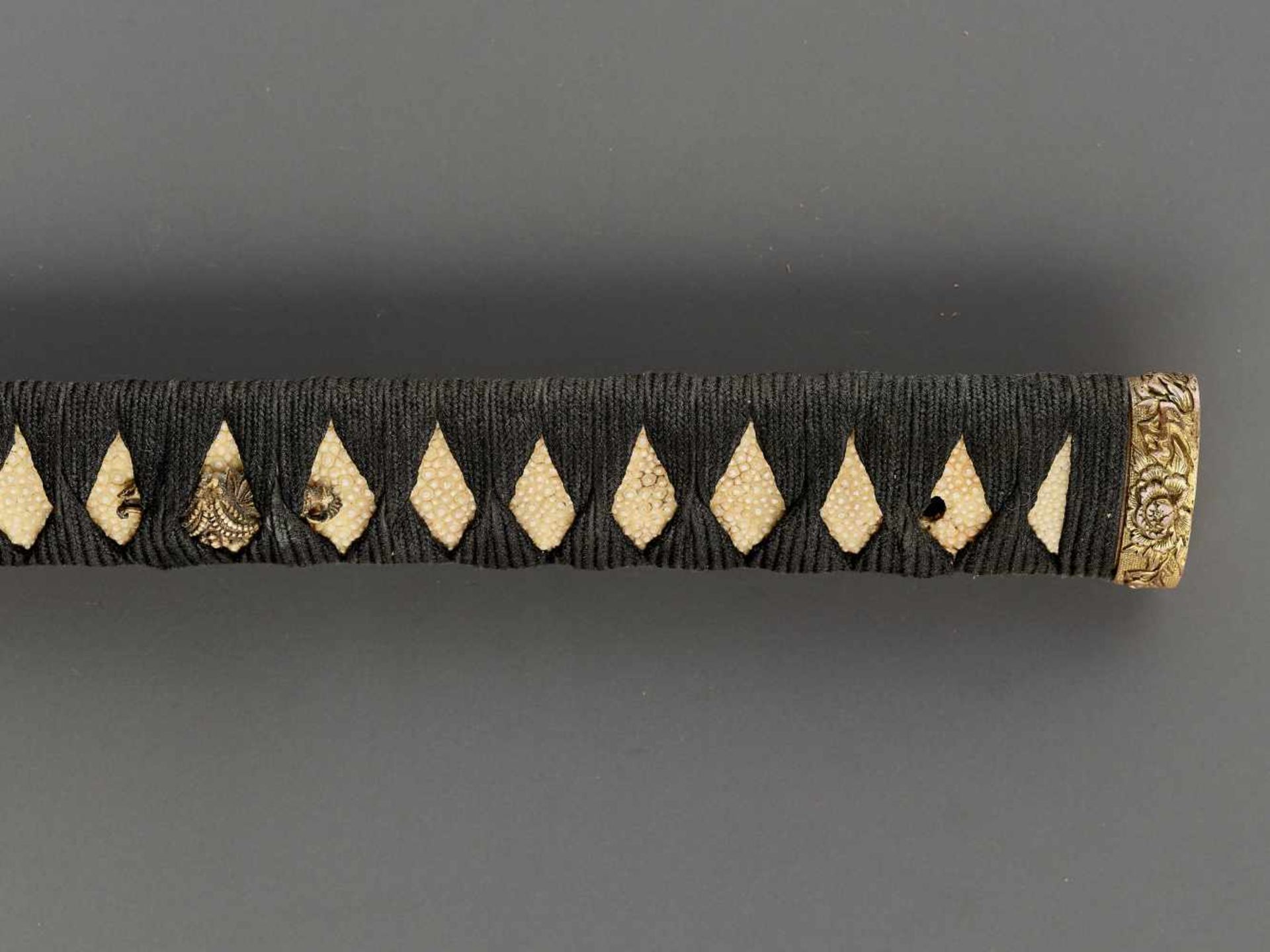 A WAKIZASHI IN KOSHIRAE Japan, c. 18th century, Edo period (1615-1868)The blade:The blade’s shape is - Image 6 of 9