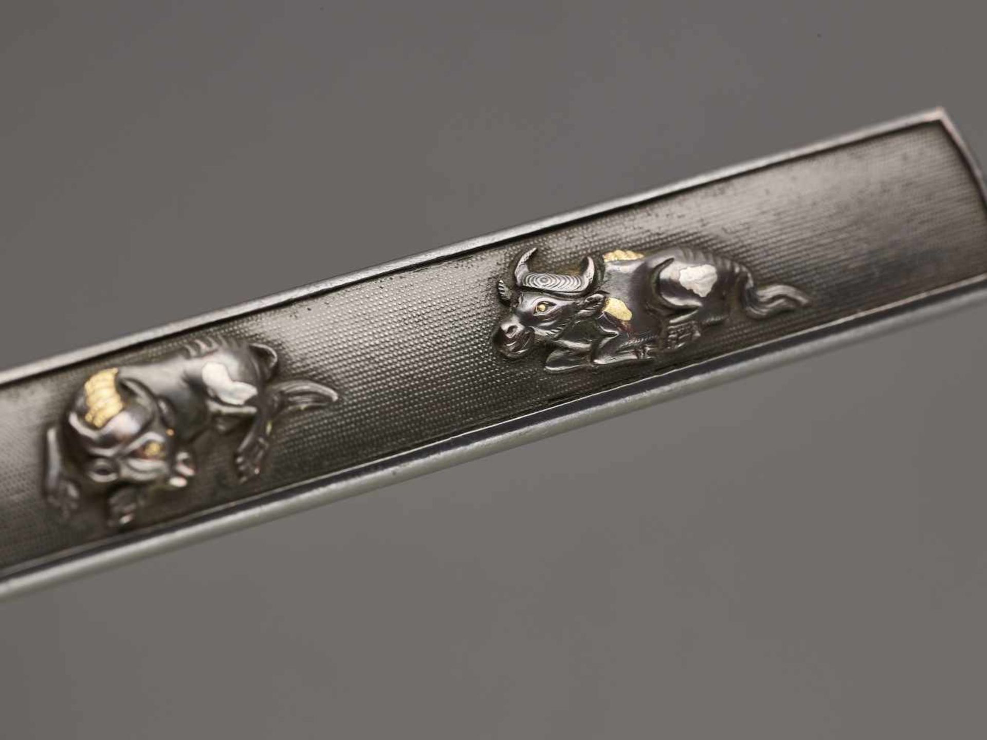 A SHAKUDO KOZUKA WITH RESTING OXEN Unsigned, shakudo kozuka with silver and goldJapan, 19th century, - Image 3 of 4