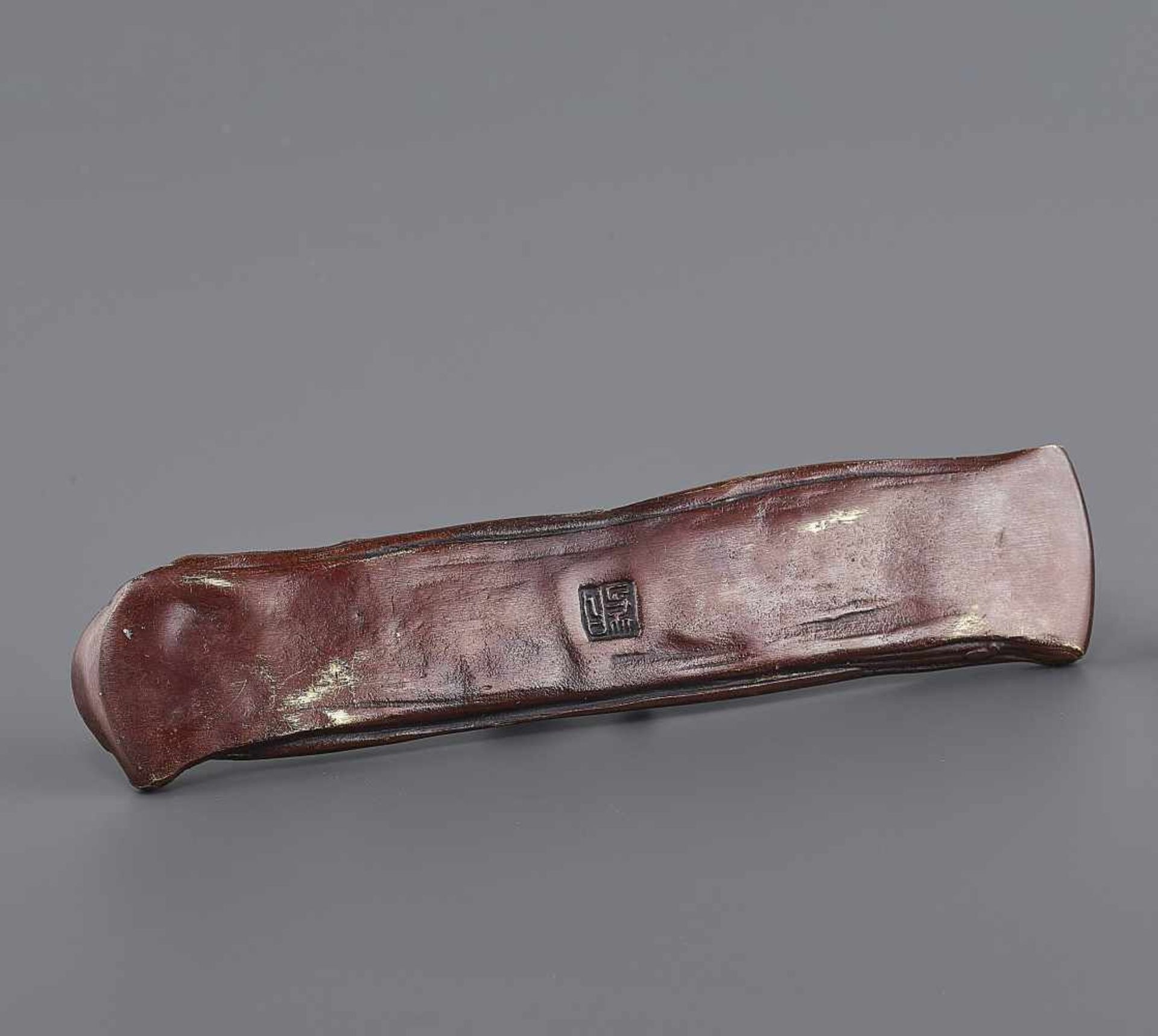 A BRONZE SCROLL WEIGHT BY SUGA GEPPO Japan, 20th century.  Artist seal to underside. This scroll - Image 9 of 9