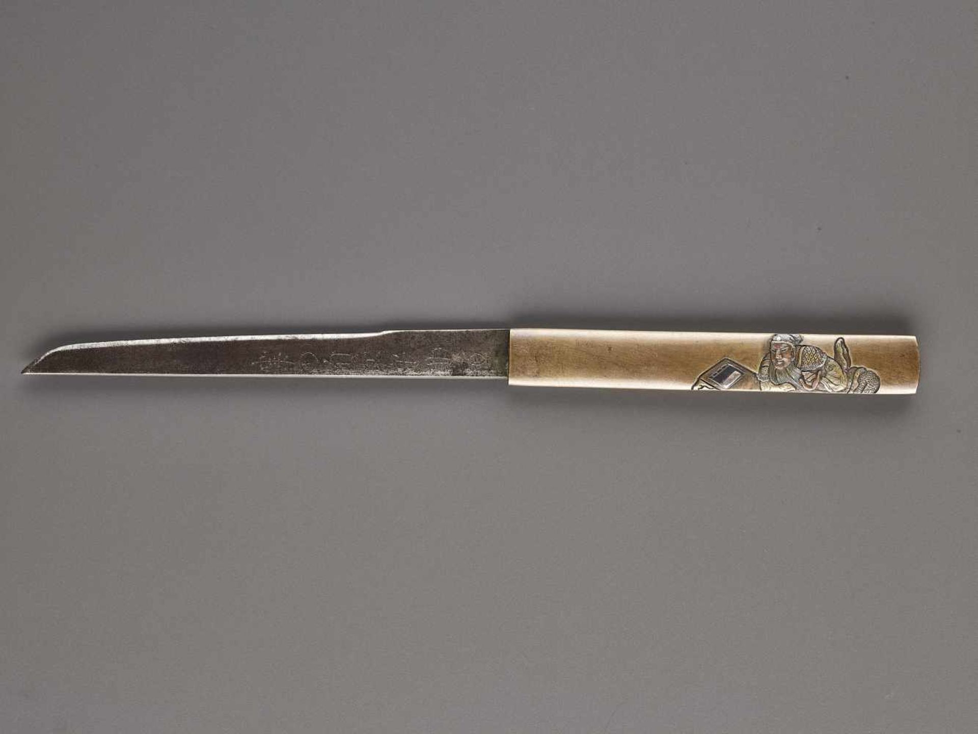 AN EXCELLENT SENTOKU KOZUKA WITH BLADE OF A BEARDED MAN IN ROYAL GARMENT Unsigned, kozuka handle