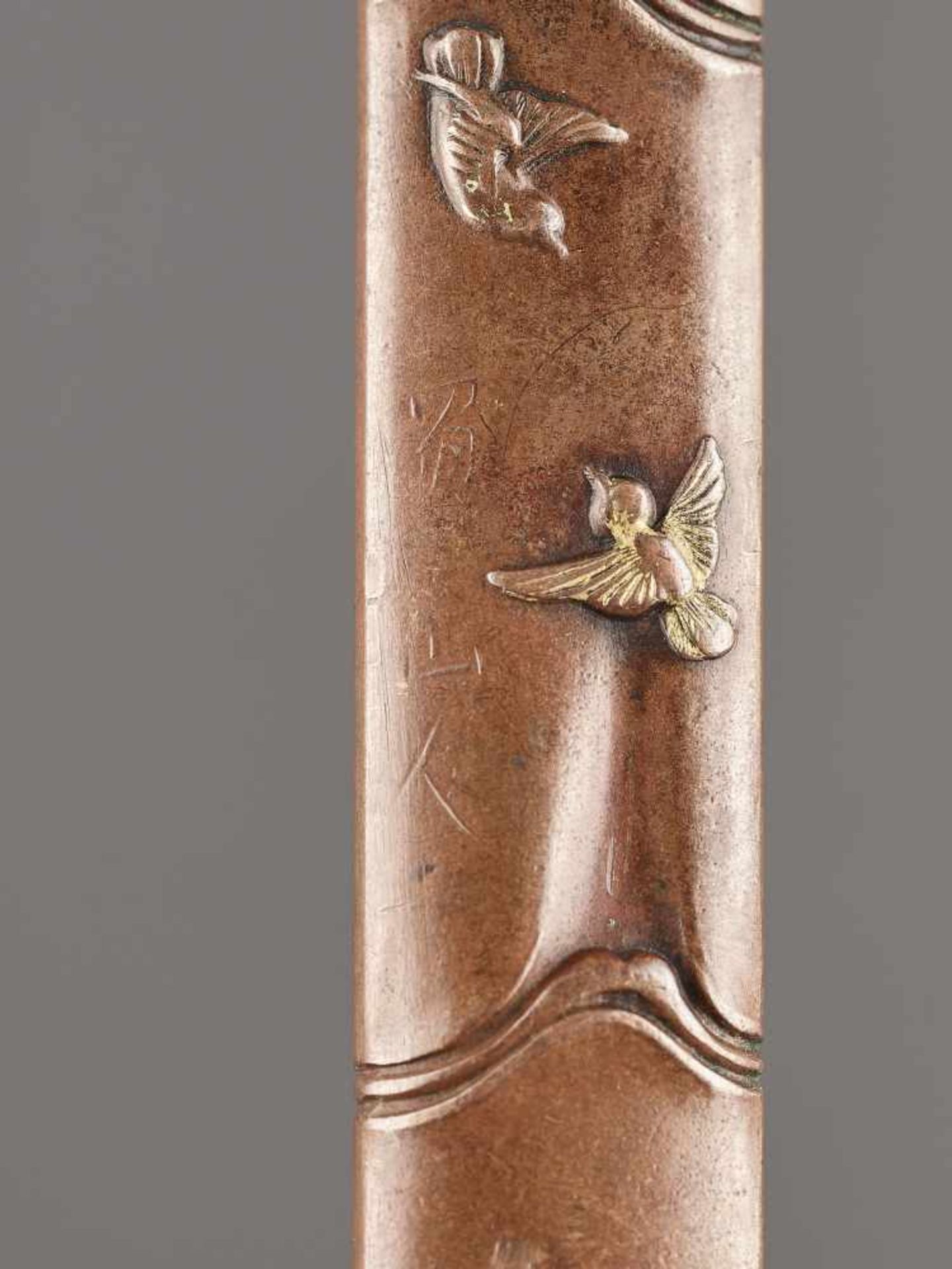 A COPPER KOZUKA HANDLE DEPICTING A WAYFARER, BAMBOO AND BIRDS Unsigned, kozuka handle, copper and - Image 4 of 5