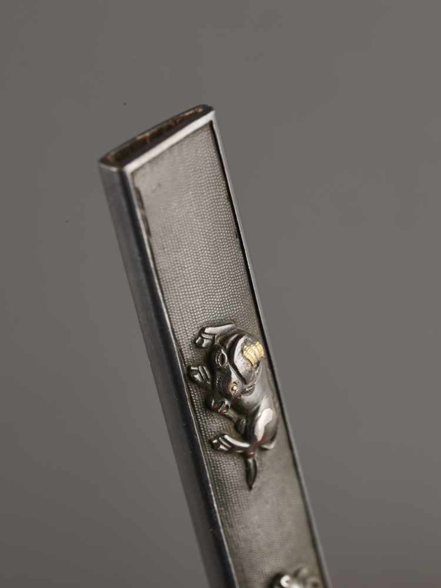 A SHAKUDO KOZUKA WITH RESTING OXEN Unsigned, shakudo kozuka with silver and goldJapan, 19th century, - Image 2 of 4