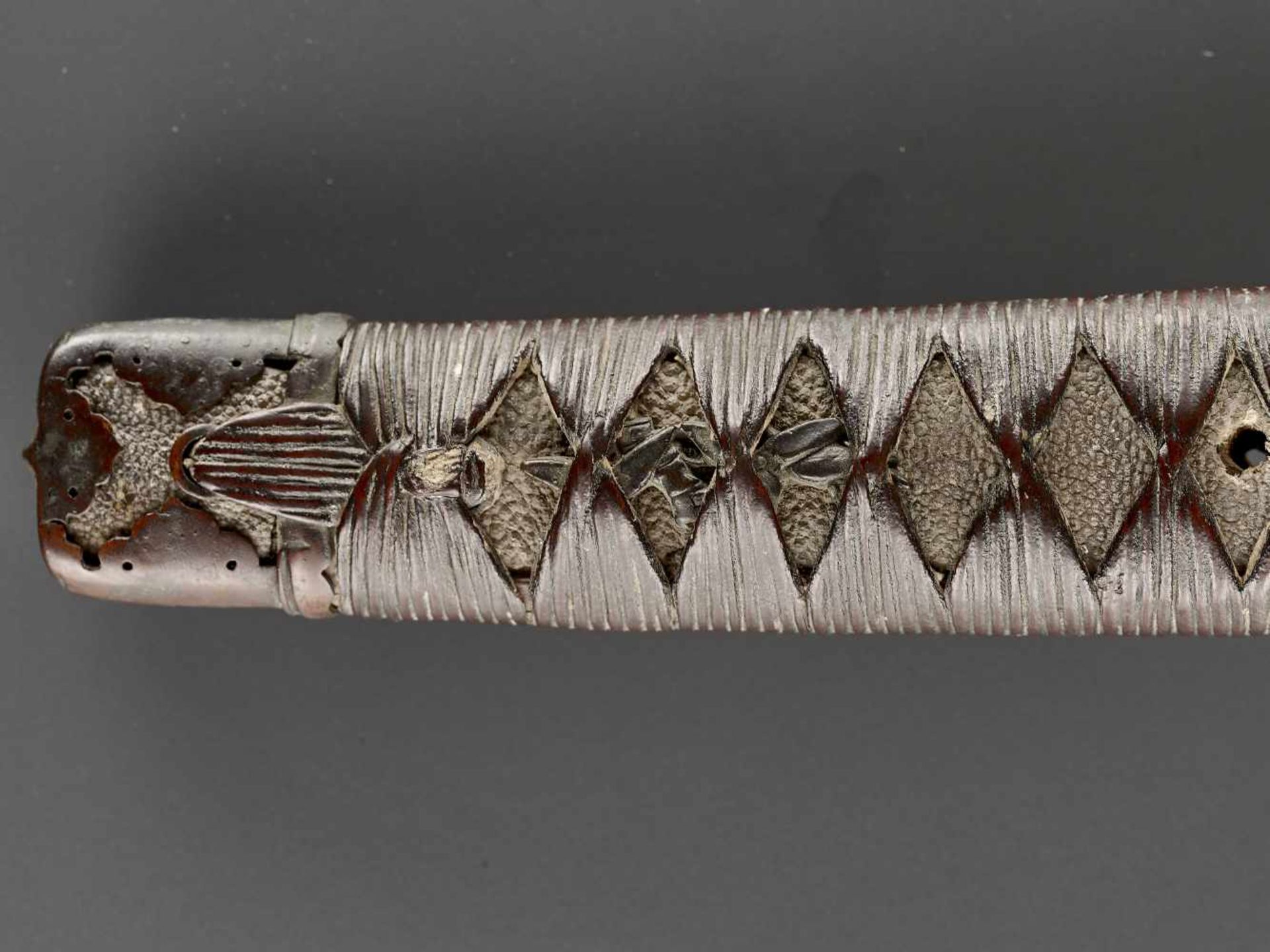 A WAKIZASHI IN KOSHIRAE Japan, c. 18th century, Edo period (1615-1868)The blade:The form which - Image 8 of 9