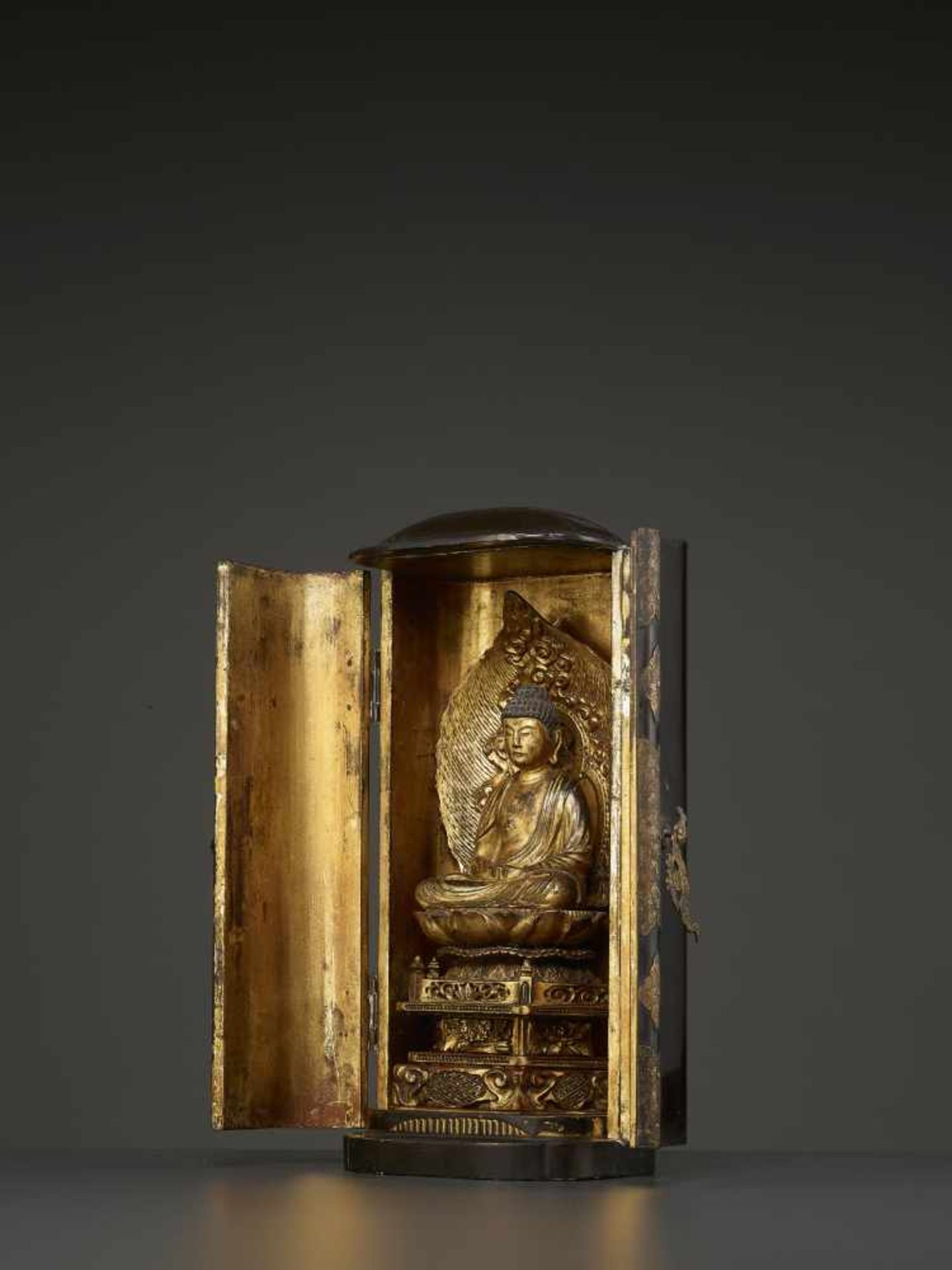 A LARGE ZUSHI SHRINE, EDO PERIOD Japan, 1750-1850. The lacquered portable Zushi containing a - Image 3 of 8