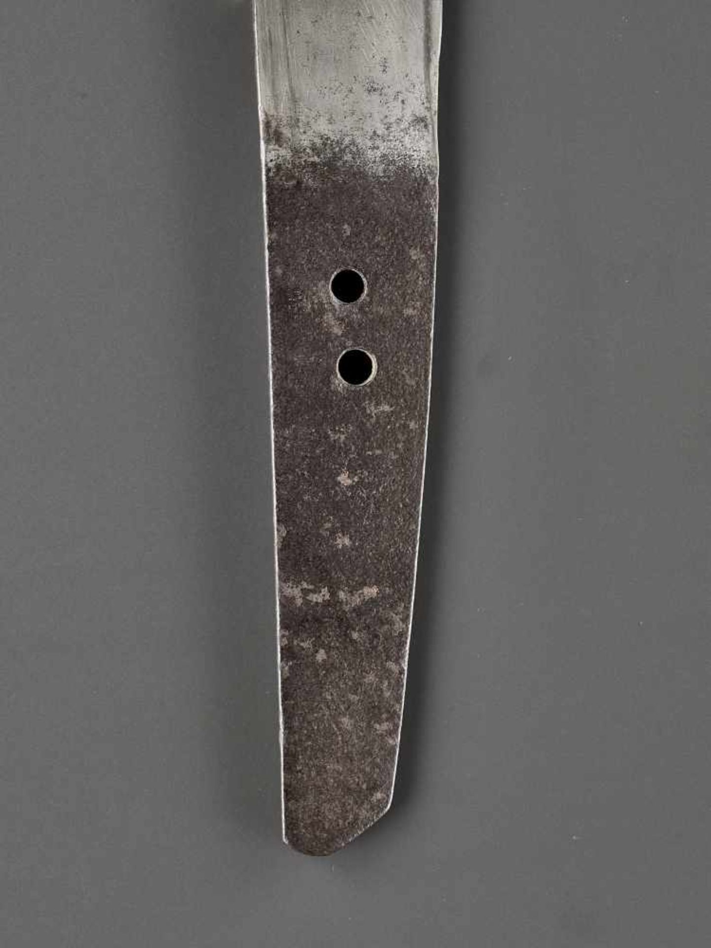 A WAKIZASHI IN KOSHIRAE BY MITSUNAGA Japan, 14th century, Muromachi period (1336-1573)The blade: - Image 5 of 10