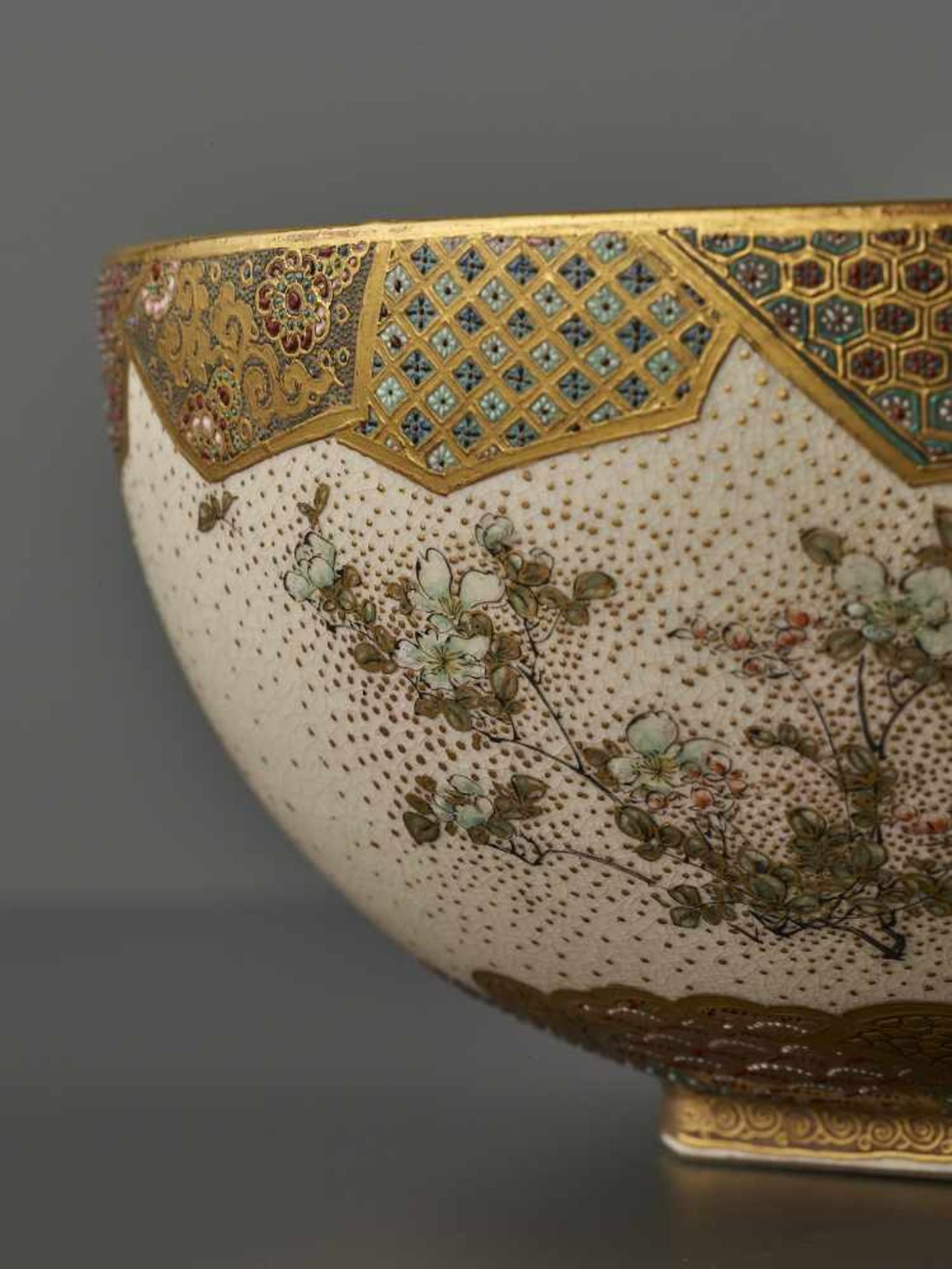 A VERY FINE SATSUMA BOWL Japan, Meiji period (1868-1912). The unsigned bowl resting on an - Image 4 of 8