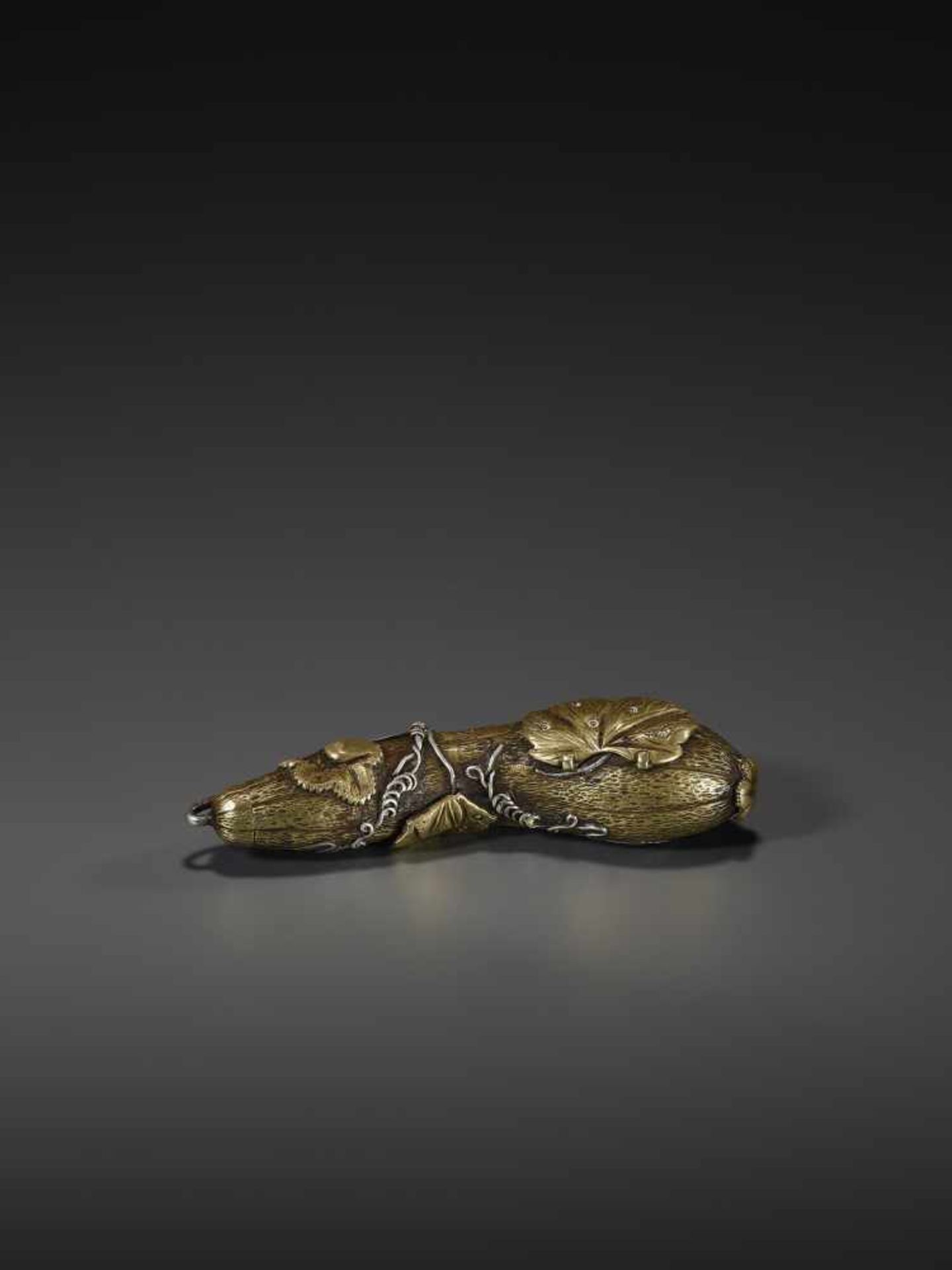 A BRONZE & SILVER GOURD YATATE Japan, Edo period, 18th - earlier 19th century. This finely cast - Image 2 of 5