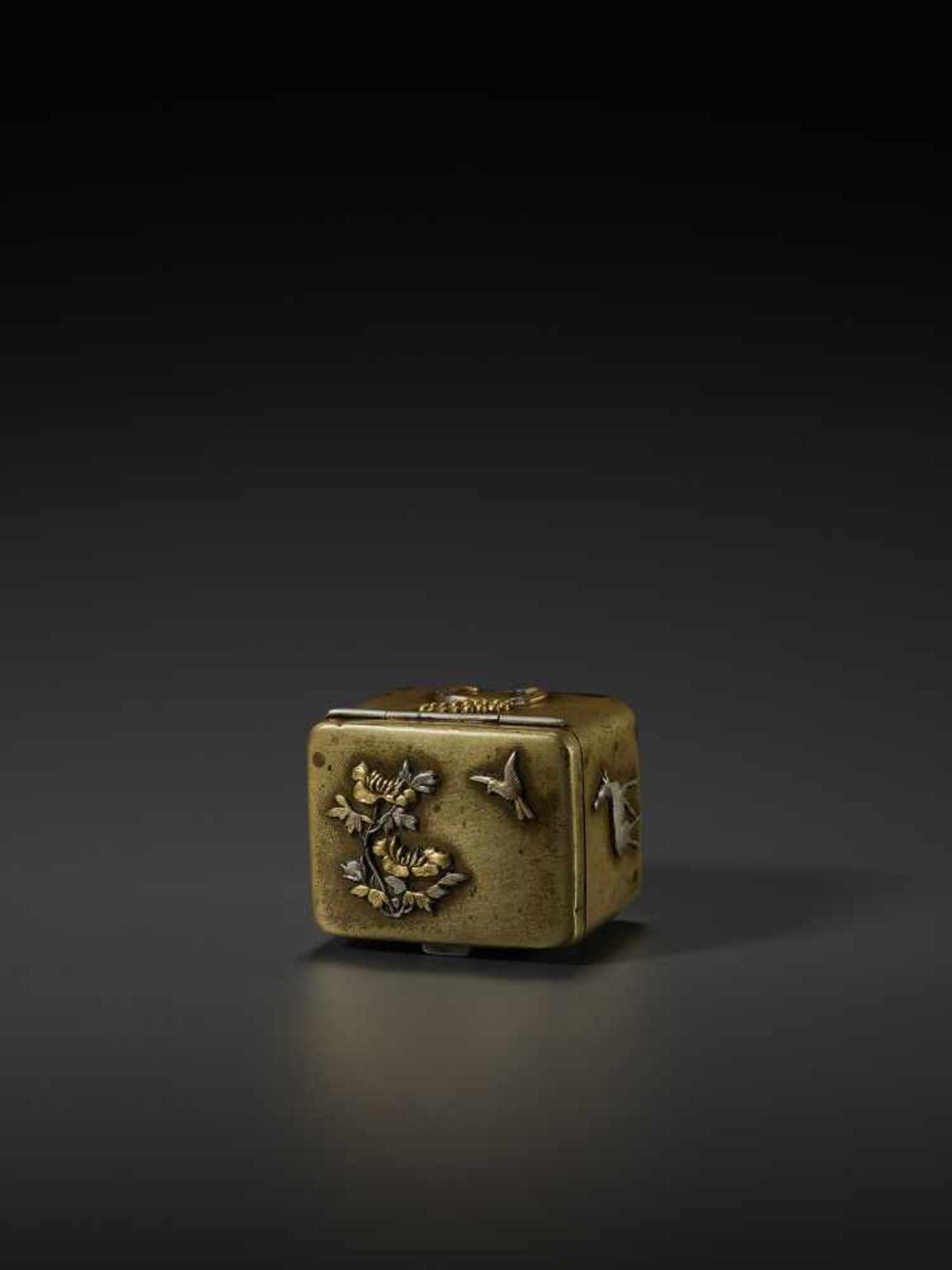 A GOLD AND SILVER INLAID SENTOKU BOX Japan, Meiji period (1868-1912). Miniature mixed metal pill box - Image 6 of 8