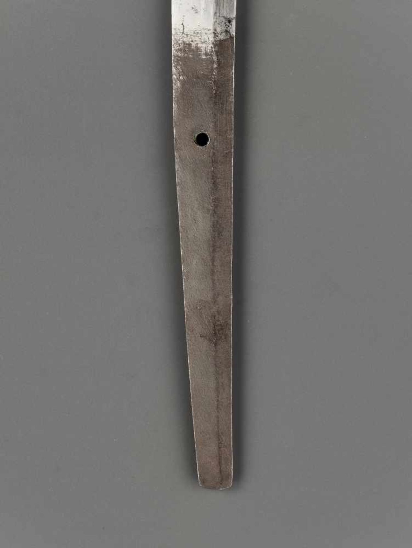 A KATANA IN KOSHIRAE Japan, c. 18th century, Edo period (1615-1868)The blade: A long katana, its - Image 4 of 10
