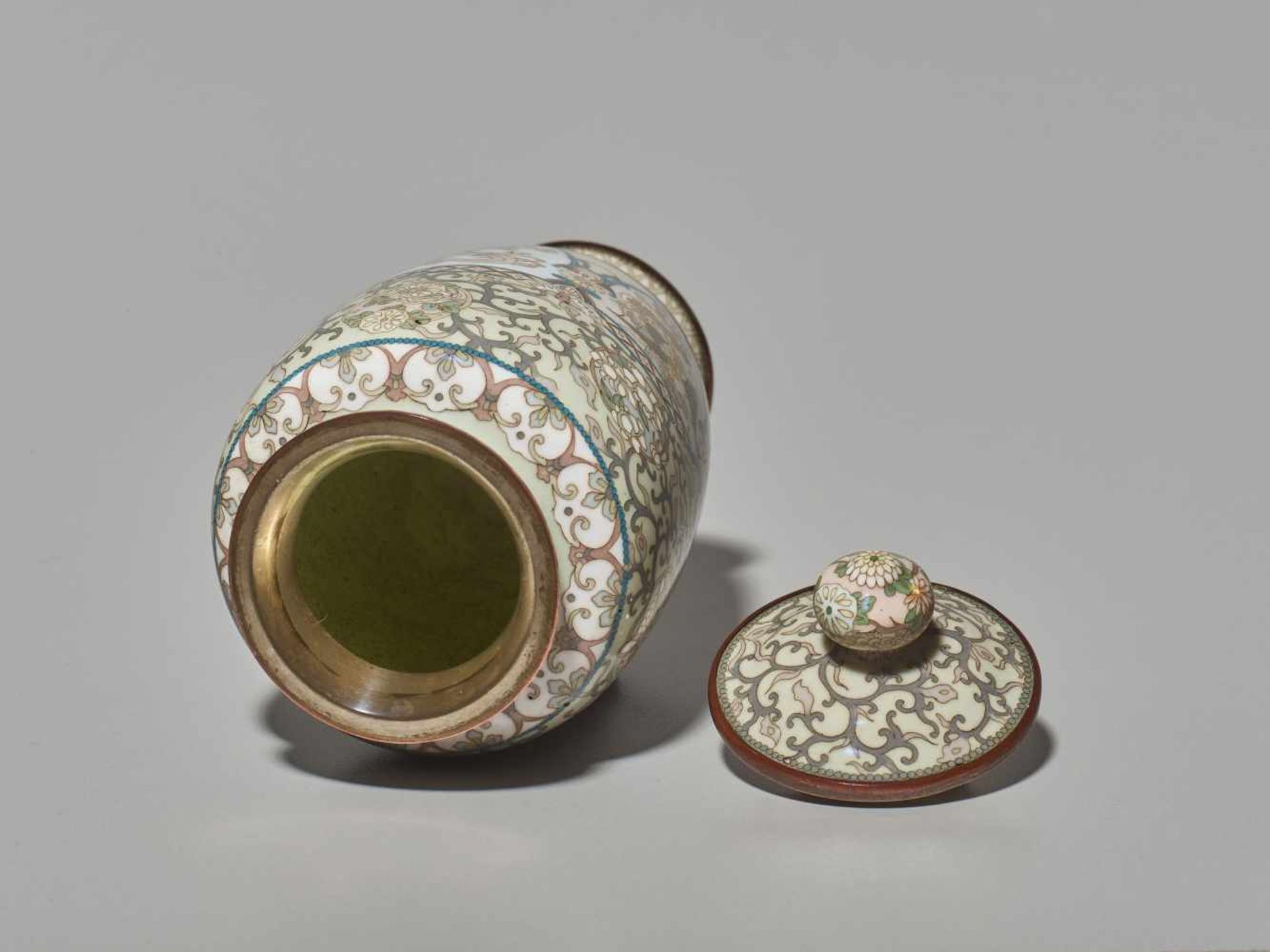 A LIDDED CLOISONNÉ VASE Japan, Meiji period (1868-1912). Baluster shaped vase with a slim body, - Image 2 of 6