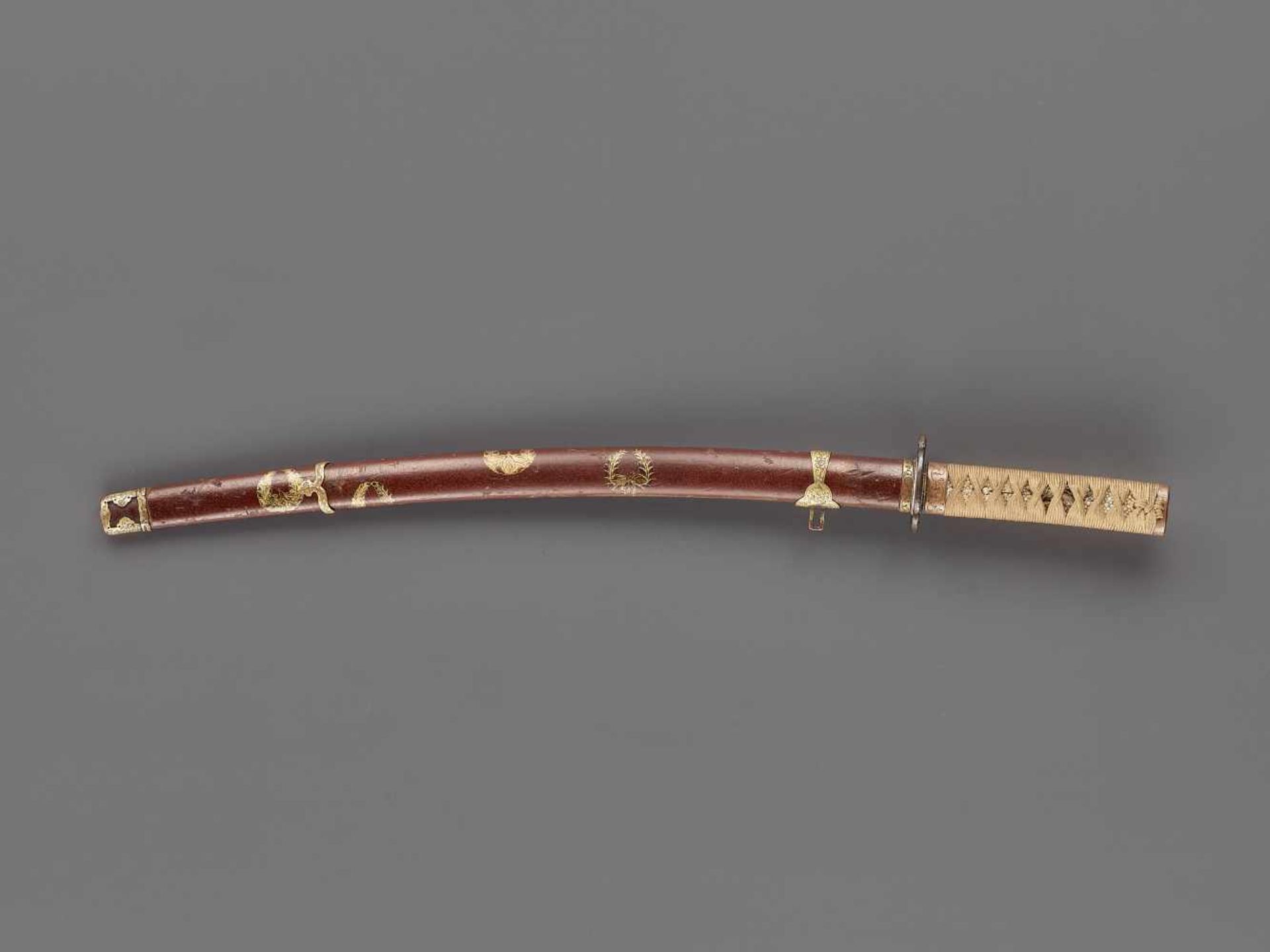 A WAKIZASHI IN KOSHIRAE Japan, late Edo period (1615-1868)The blade:The slender blade with iori mune - Image 9 of 9