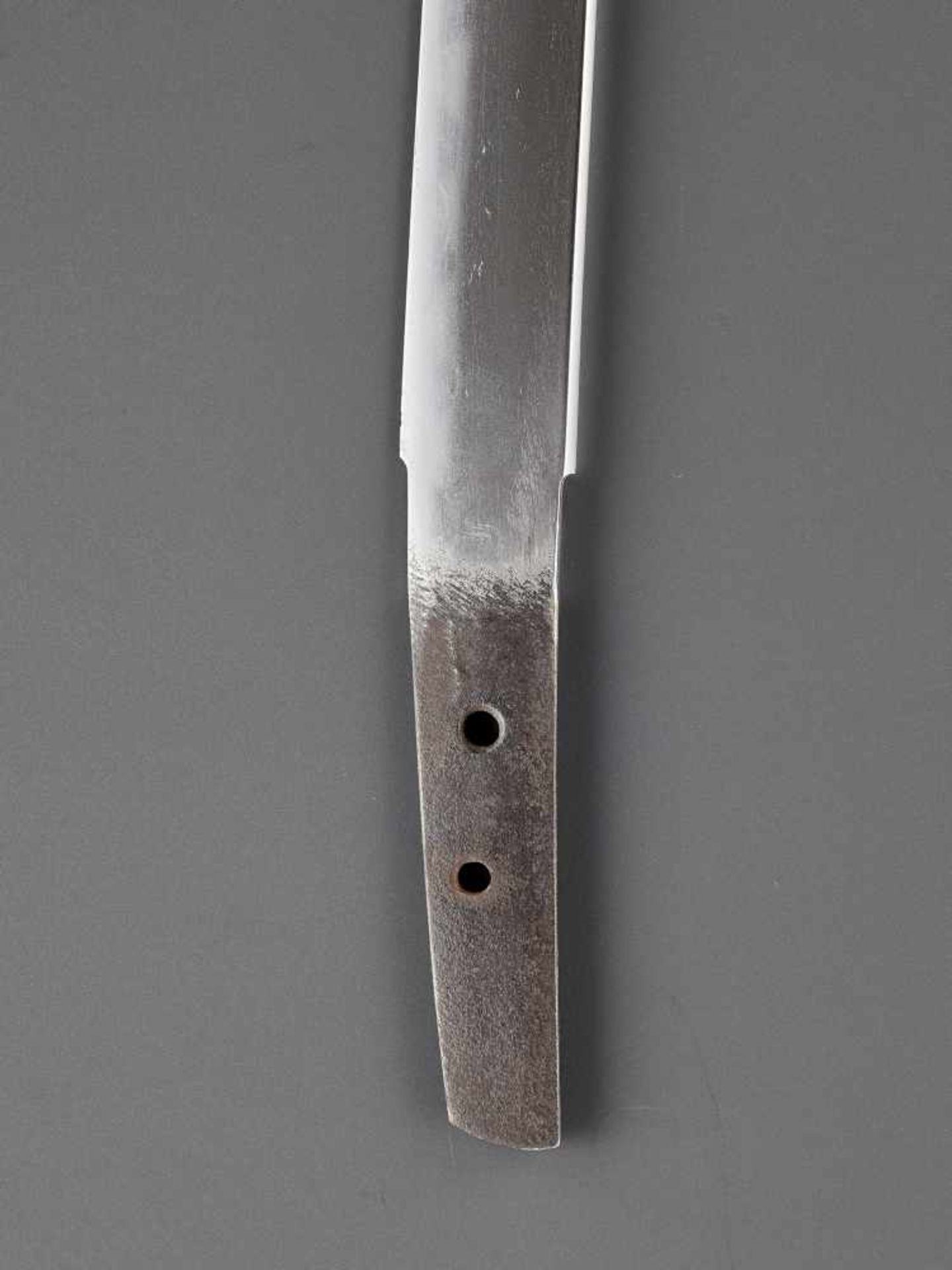 A TANTO IN KOSHIRAE Japan, c. mid-Edo period (1615-1868)The blade:Hirazukuri with iori mune, the - Image 4 of 9