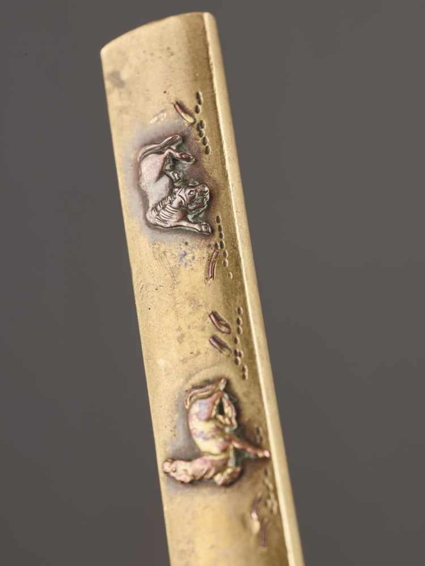 A GILT COPPER KOZUKA HANDLE DEPICTING THREE HORSES Unsigned, kozuka handle, gilt copper, shakudo, - Image 3 of 4