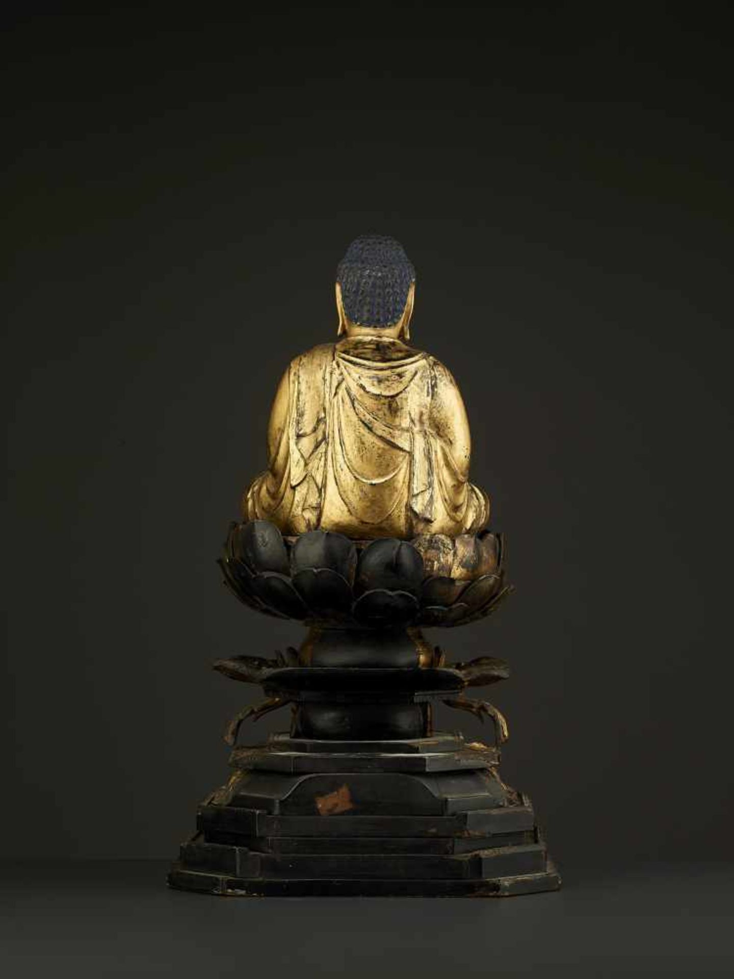 A LARGE AMIDA BUDDHA EDO PERIOD Japan, 18th – earlier 19th century. Carved, lacquered and gilt - Image 5 of 9