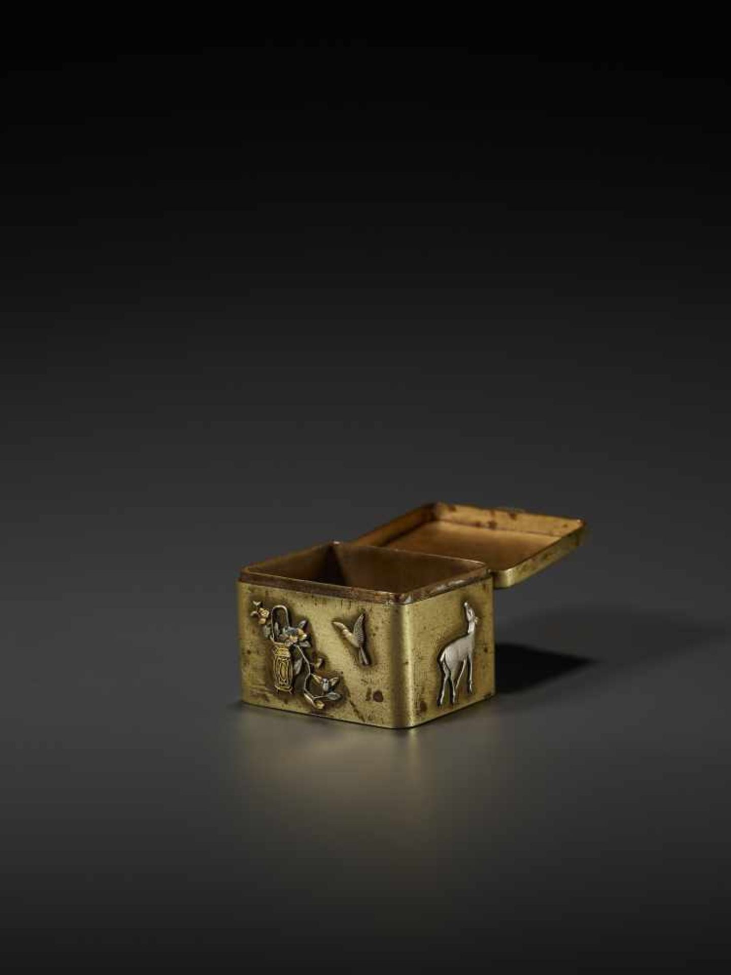 A GOLD AND SILVER INLAID SENTOKU BOX Japan, Meiji period (1868-1912). Miniature mixed metal pill box - Image 3 of 8