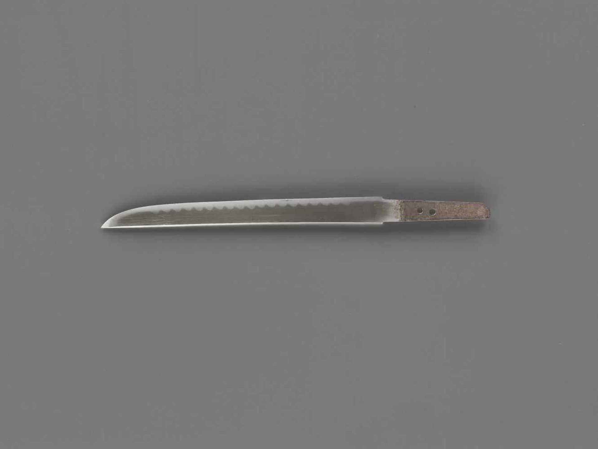 A TANTO IN KOSHIRAE Japan, c. mid-Edo period (1615-1868)The blade:Hirazukuri with iori mune, the - Image 3 of 10