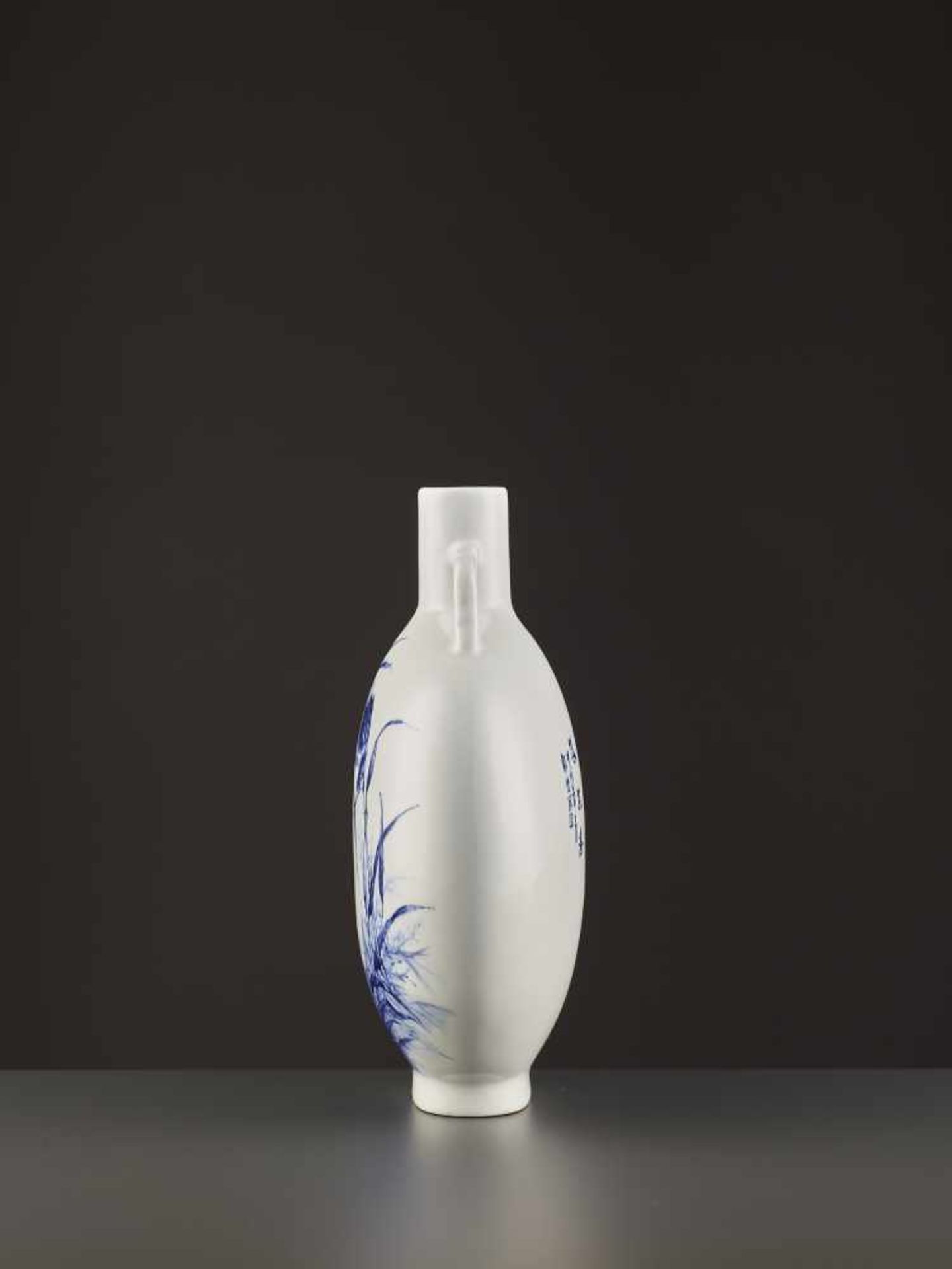 A HIRADO PORCELAIN MOONFLASK Japan, 1934. Virtuously painted in underglaze blue on the white - Image 7 of 11