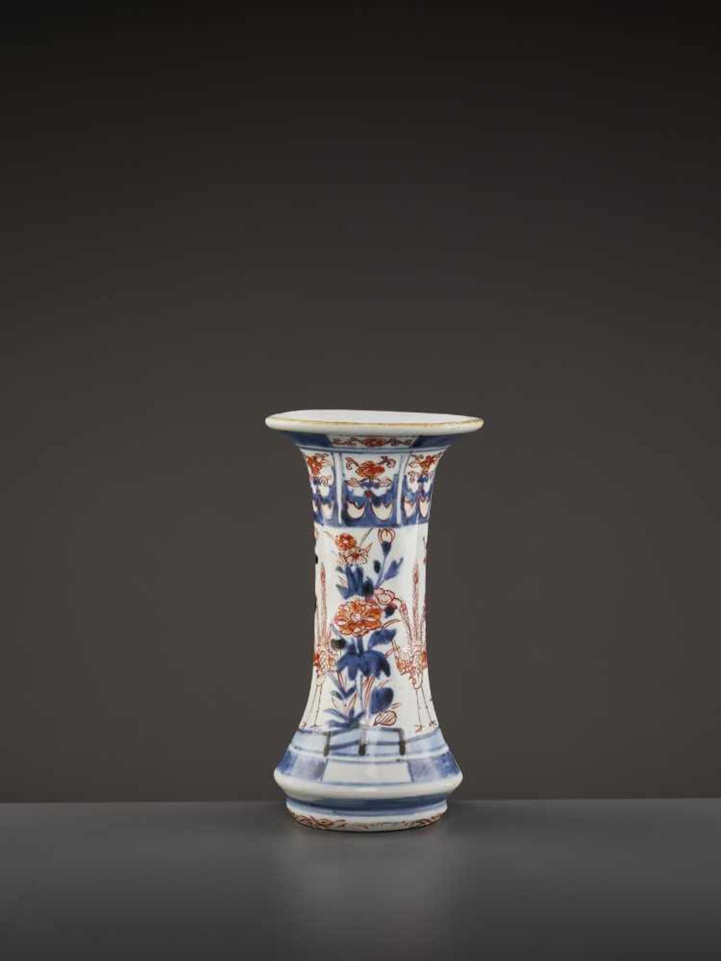 AN EARLY IMARI TRUMPET VASE Japan, 17th – earlier 18th century. This elegant yet sturdily potted - Image 2 of 8