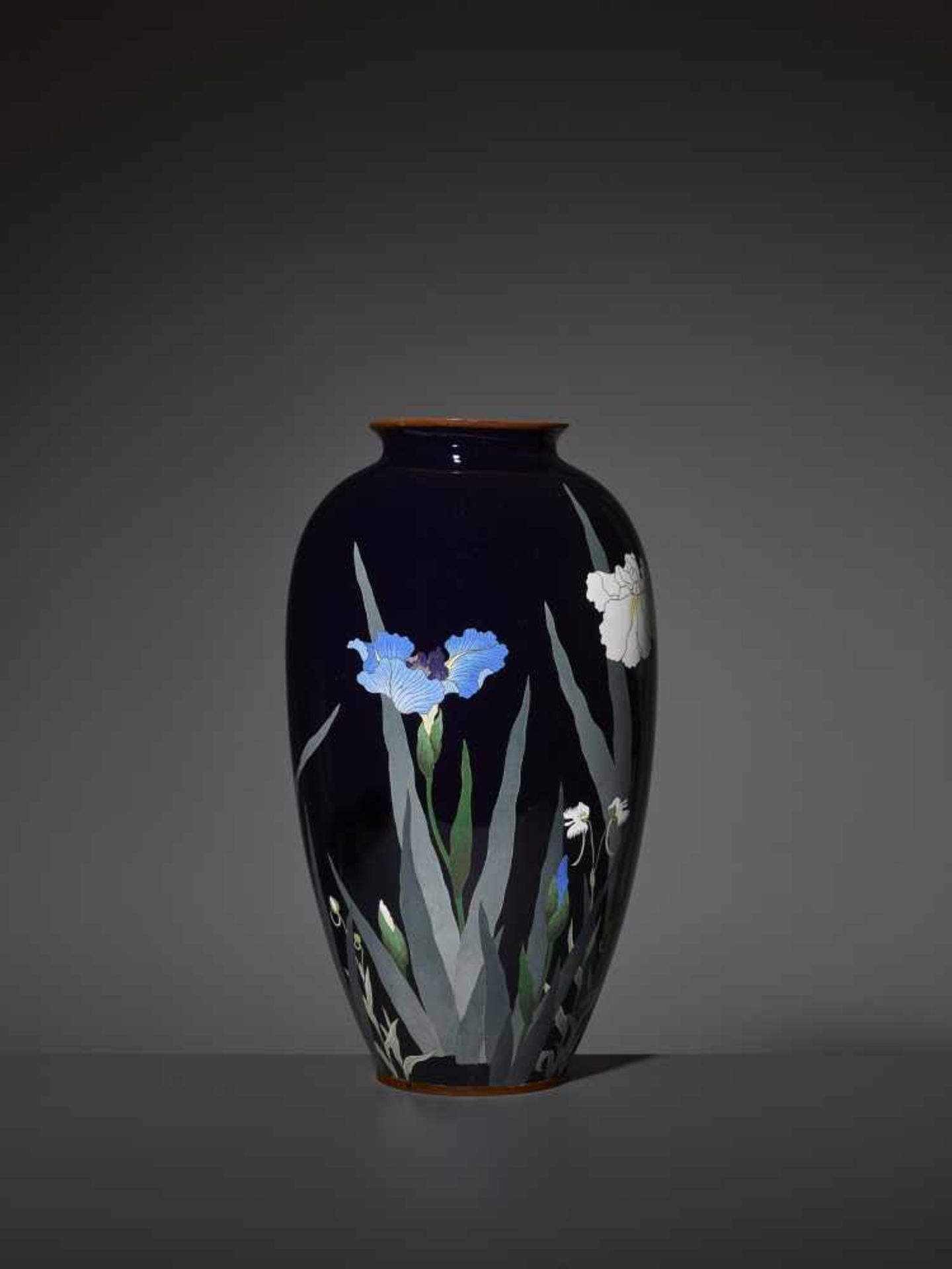 A LARGE SILVER WIRE CLOISONNÉ VASE Japan, Meiji period (1868-1912). The baluster vase decorated in - Image 4 of 7