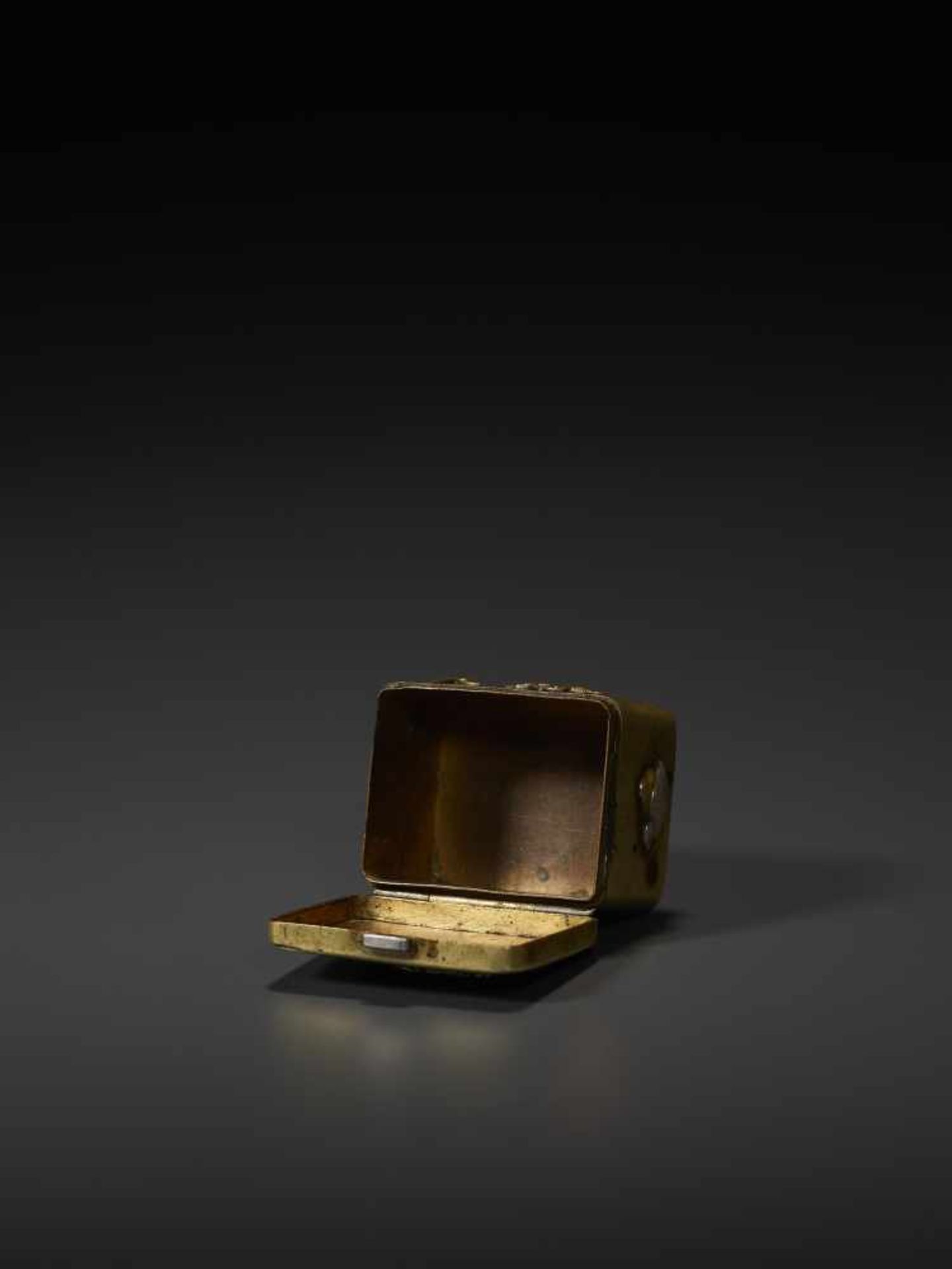 A GOLD AND SILVER INLAID SENTOKU BOX Japan, Meiji period (1868-1912). Miniature mixed metal pill box - Image 7 of 8