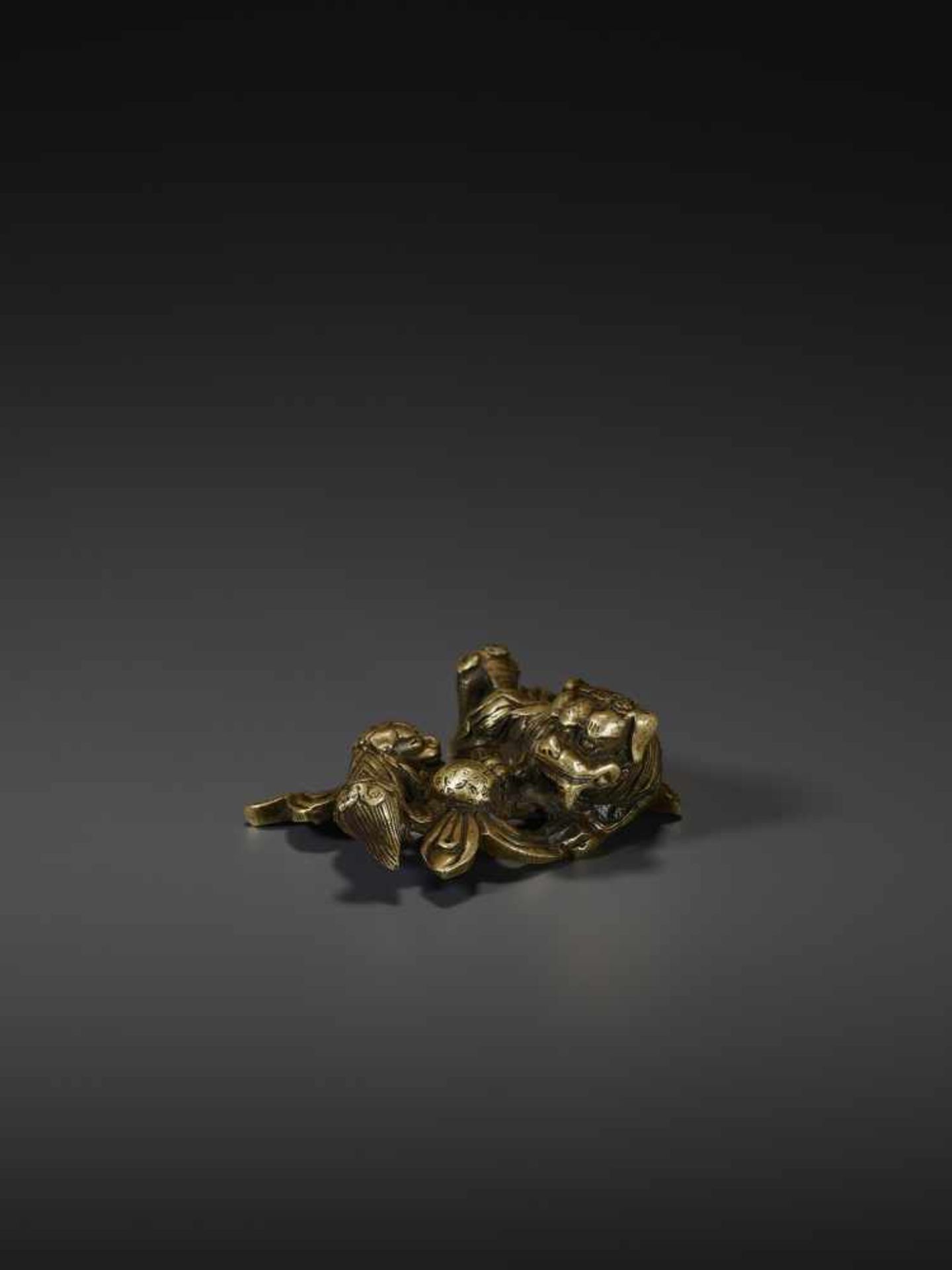 A SHISHI BRONZE SCROLL WEIGHT Japan, Edo period, 18th century. Cast in openwork and neatly incised - Image 2 of 8