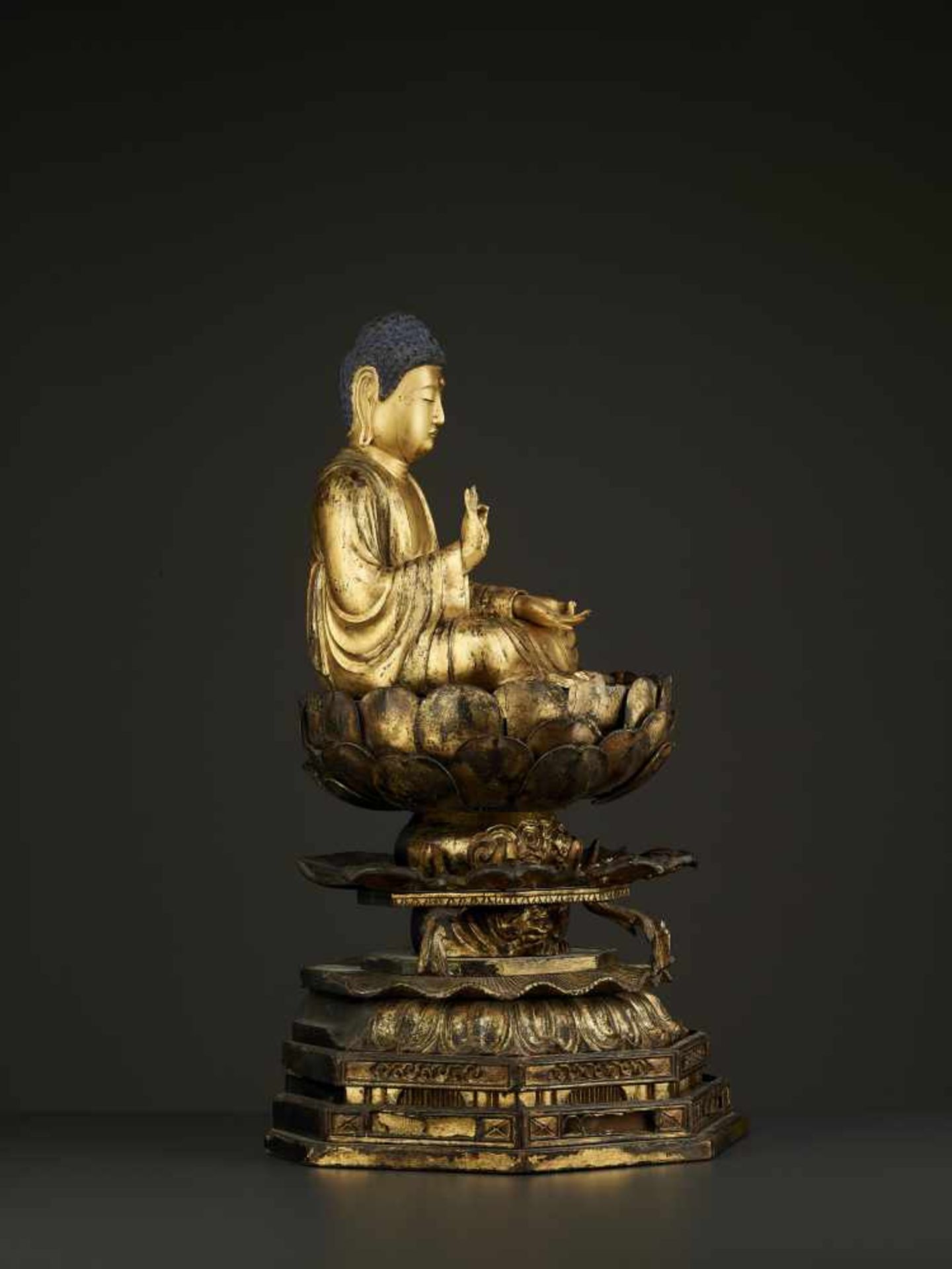 A LARGE AMIDA BUDDHA EDO PERIOD Japan, 18th – earlier 19th century. Carved, lacquered and gilt - Image 6 of 9