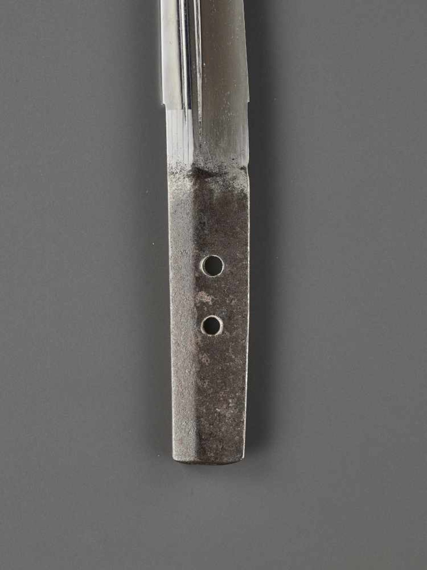 A WAKIZASHI IN KOSHIRAE Japan, late Edo period (1615-1868)The blade:The slender blade with iori mune - Image 5 of 9