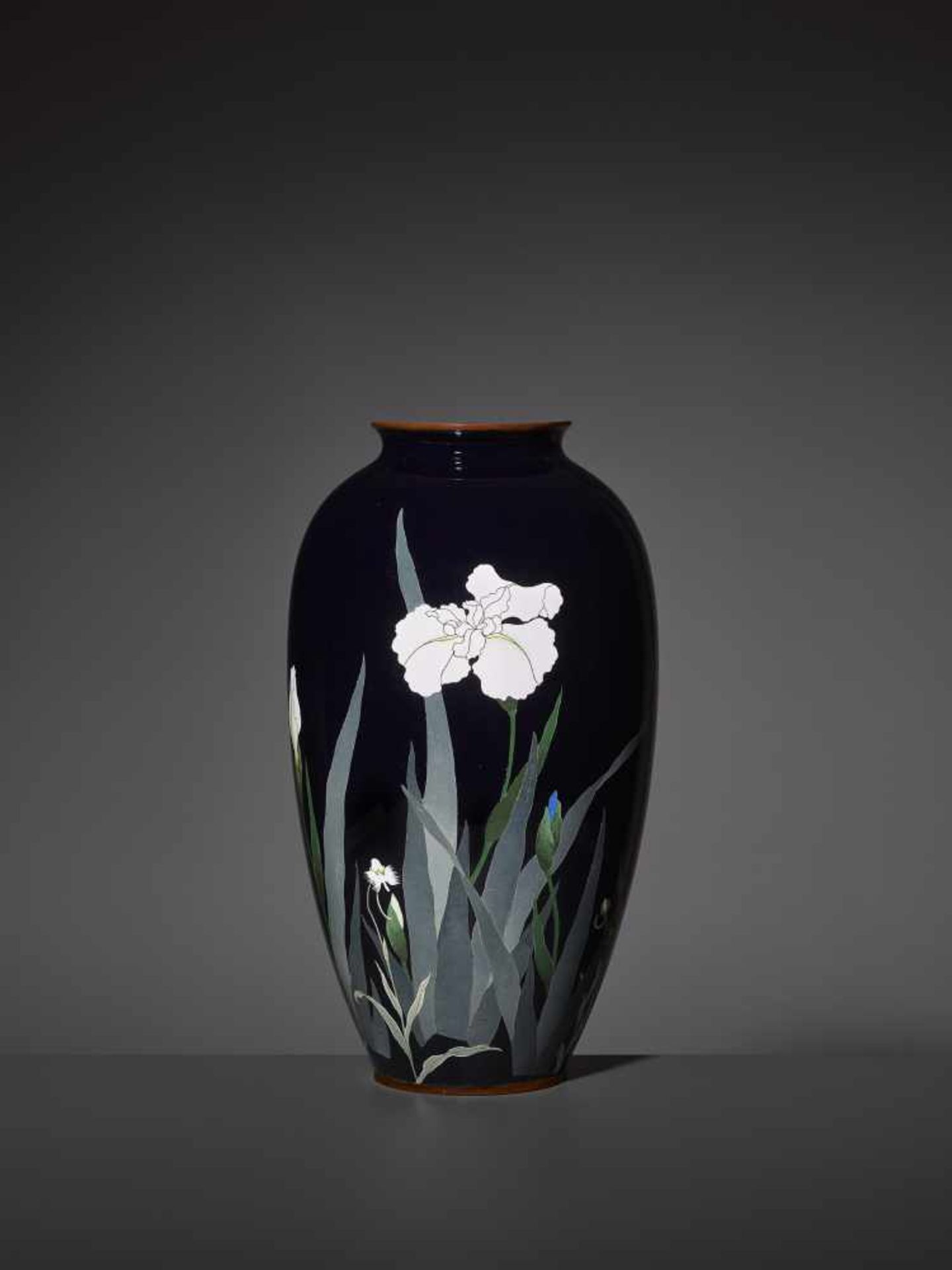 A LARGE SILVER WIRE CLOISONNÉ VASE Japan, Meiji period (1868-1912). The baluster vase decorated in - Image 5 of 7