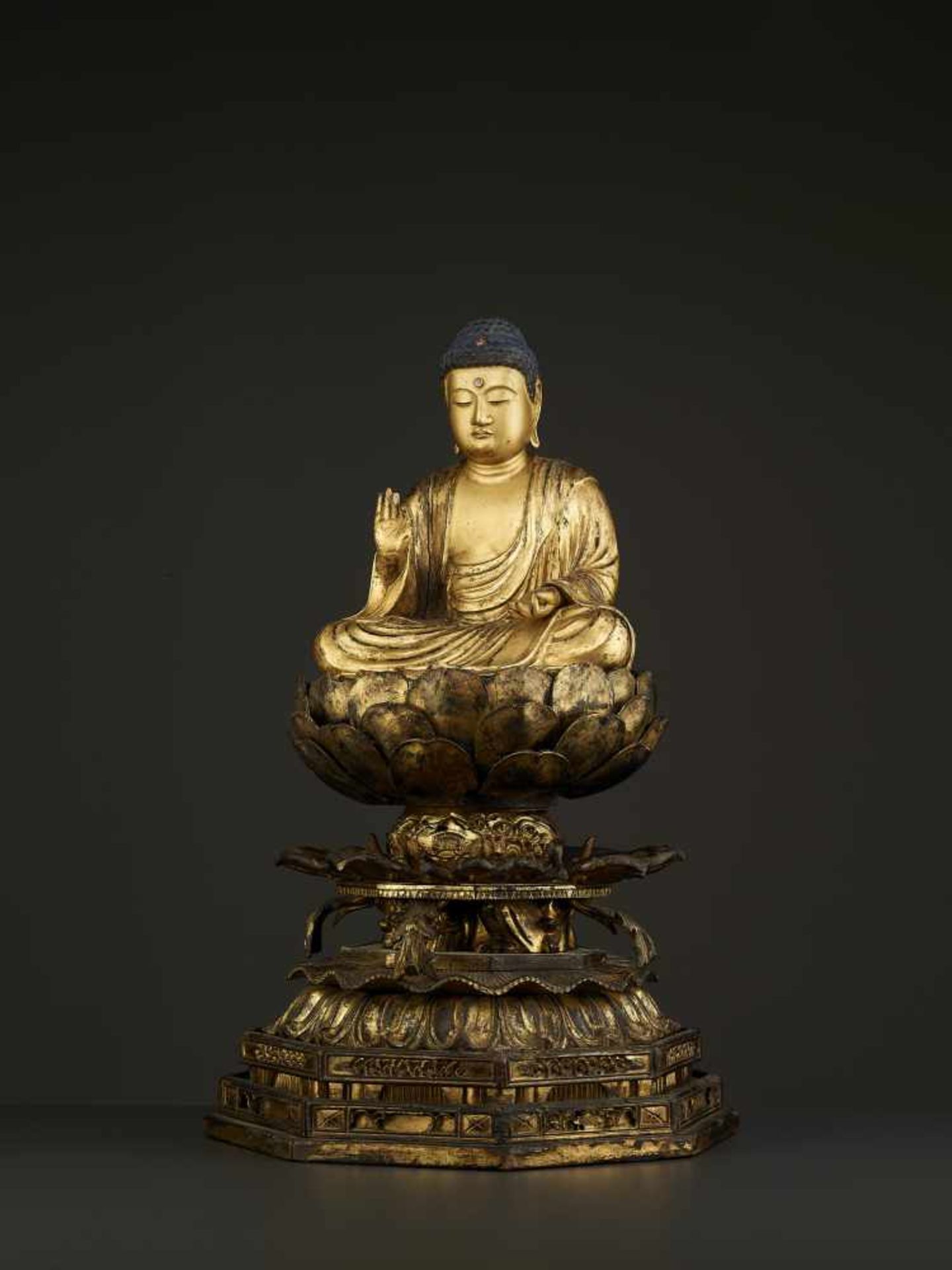 A LARGE AMIDA BUDDHA EDO PERIOD Japan, 18th – earlier 19th century. Carved, lacquered and gilt - Image 3 of 9